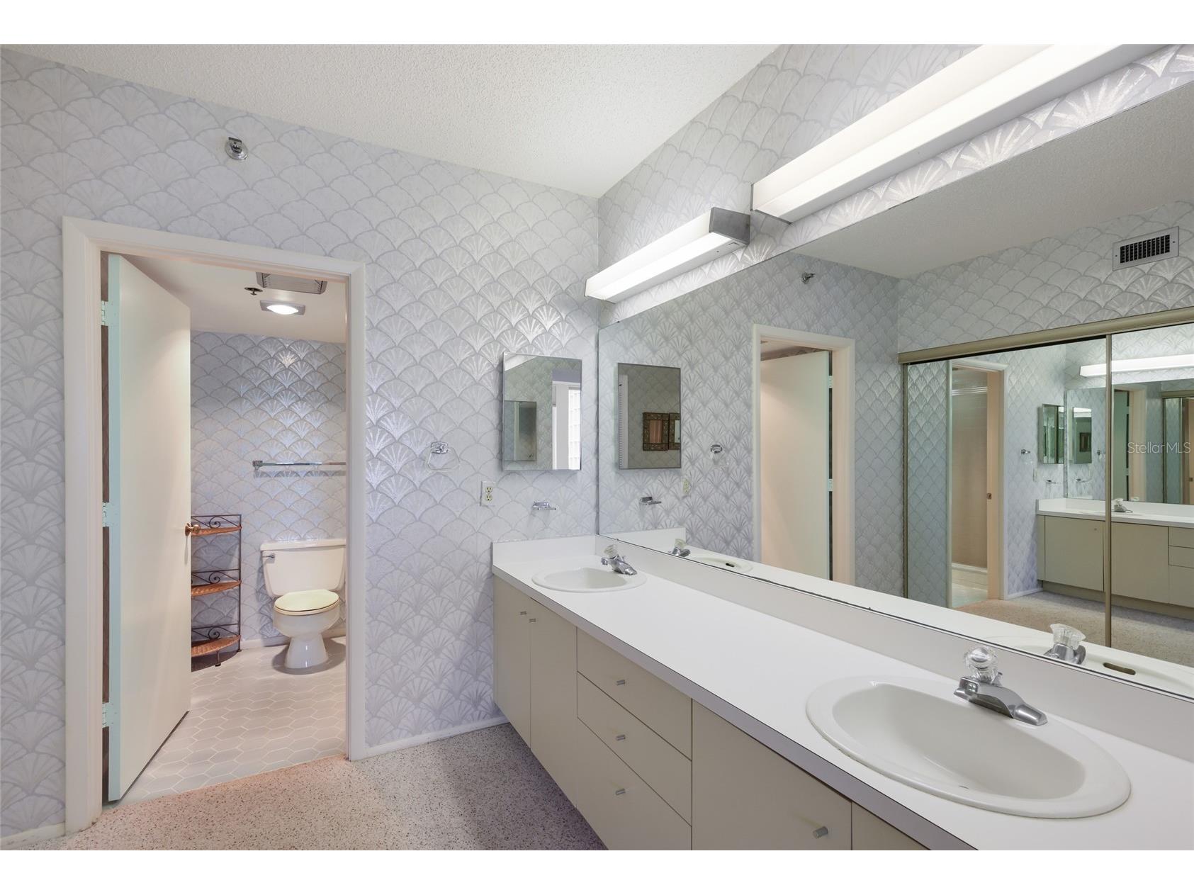 1095 Gulf Of Mexico Drive #102 Longboat Key FL 34228 - GULF OF MEXICO A4693425 image19