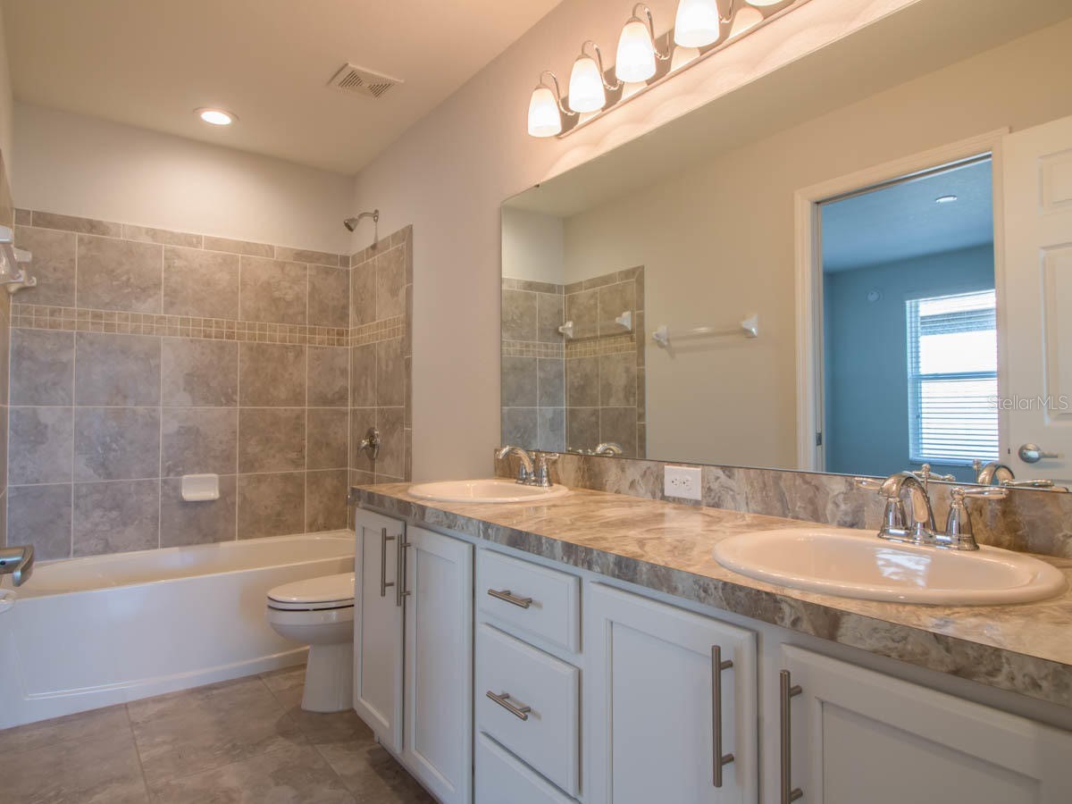 1097 Grantham Drive Sarasota FL 34234 A4699099 image2