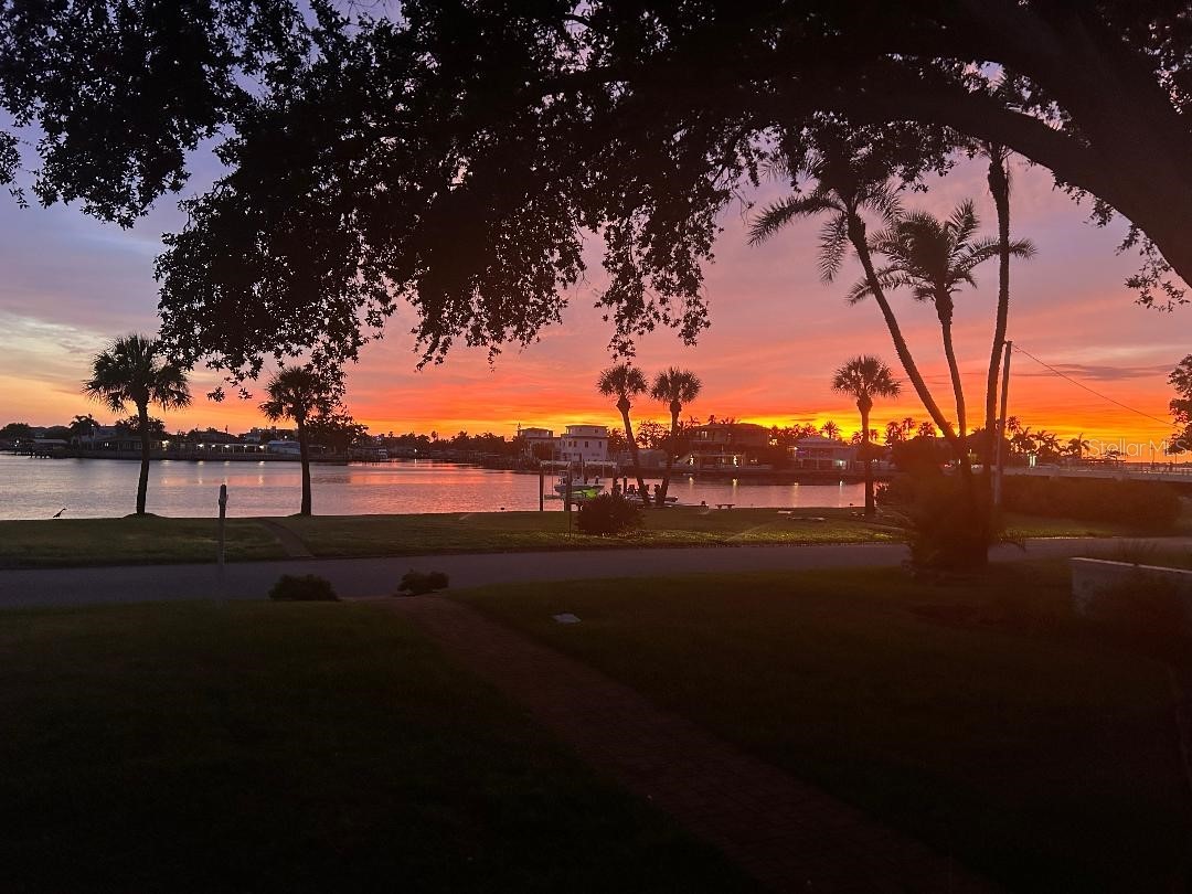 110 Sunset Drive S Saint Petersburg FL 33707 TB8519370 image1