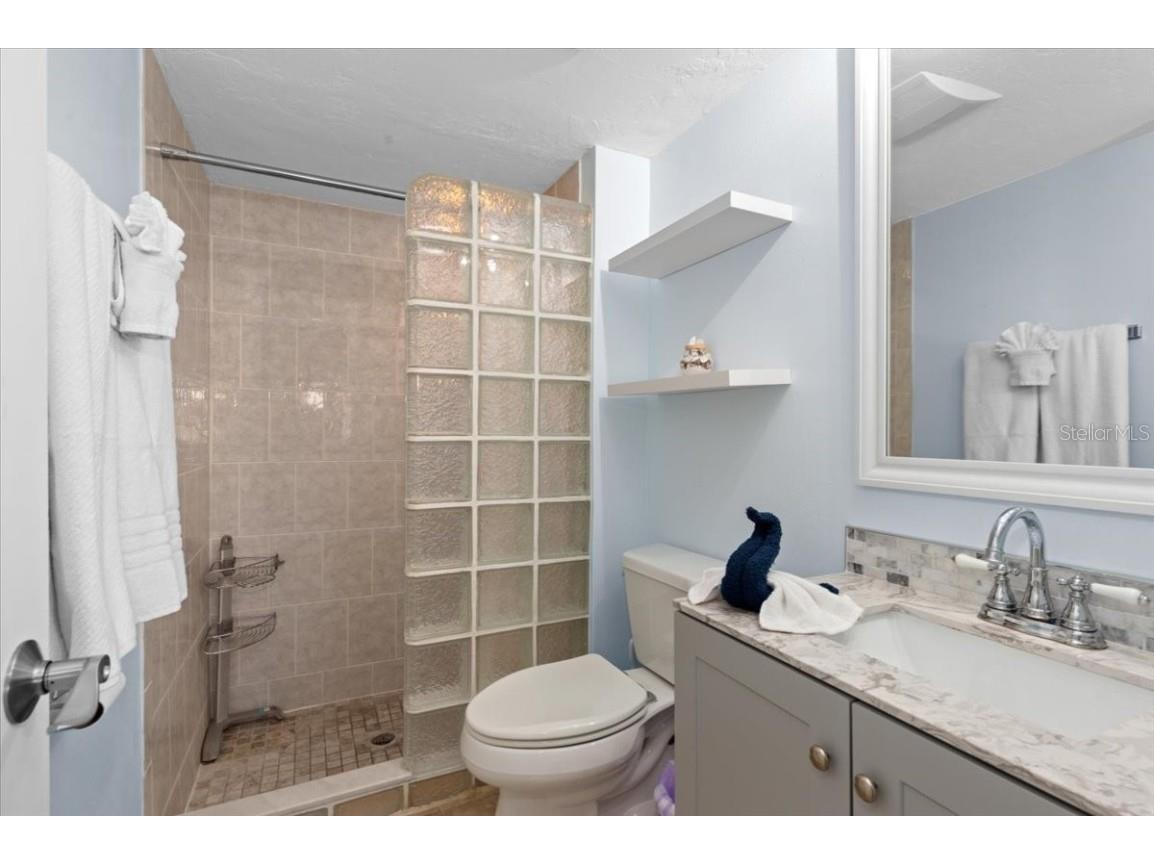 110 Vista Hermosa Circle #106B Sarasota FL 34242 A4674054 image11