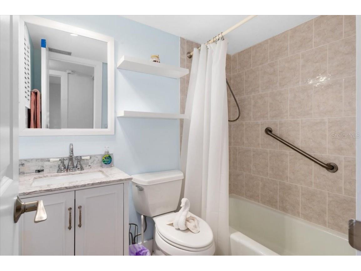 110 Vista Hermosa Circle #106B Sarasota FL 34242 A4674054 image9