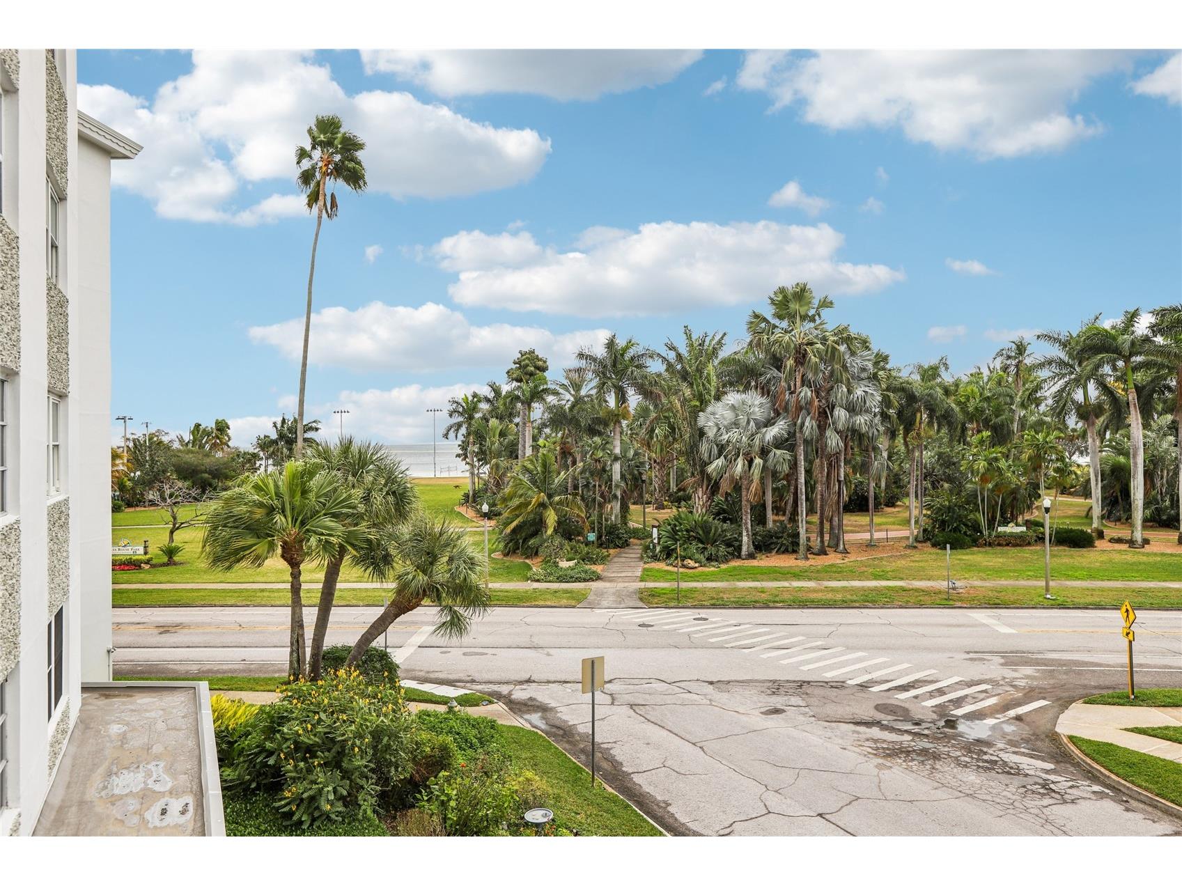 1100 N Shore Drive NE #304 Saint Petersburg FL 33701 TB8469438 image2