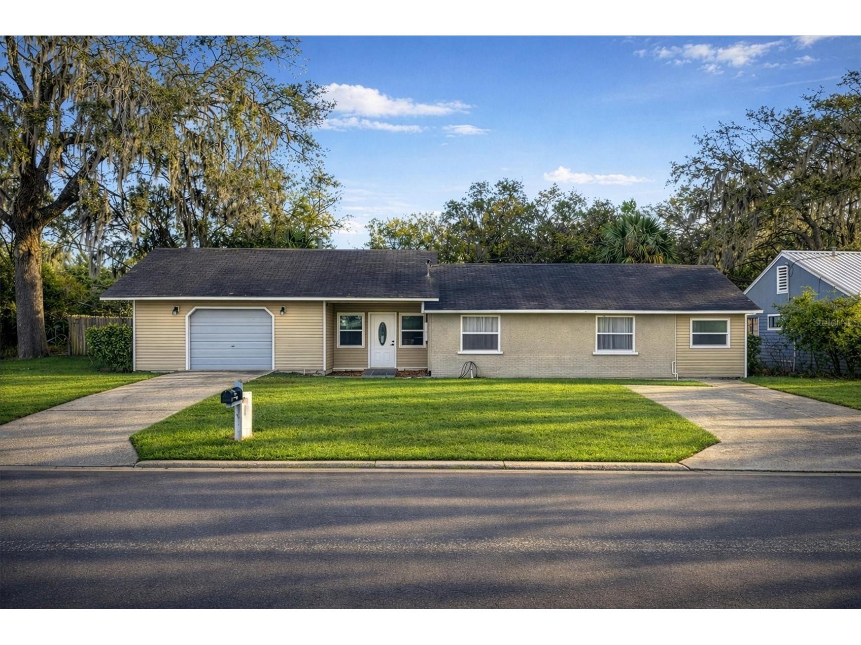 1109 E 8th Avenue Mount Dora FL 32757 O6388940 image1