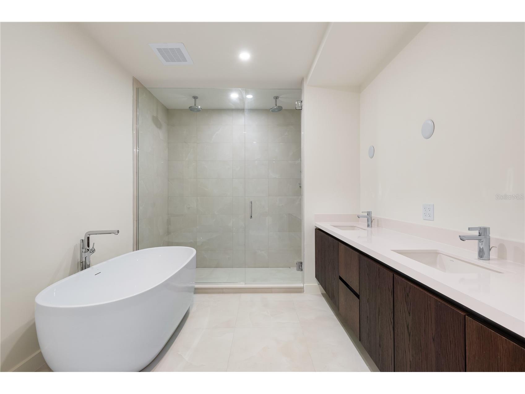 111 Golden Gate #403 Sarasota FL 34236 A4682088 image19