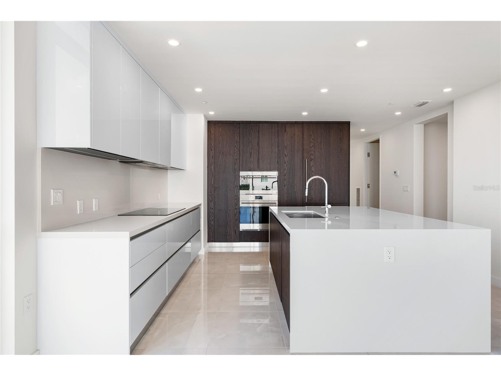 111 Golden Gate #403 Sarasota FL 34236 A4682088 image9