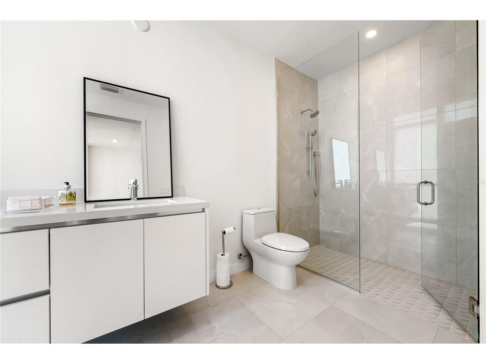 111 Golden Gate #602 Sarasota FL 34236 A4674587 image32