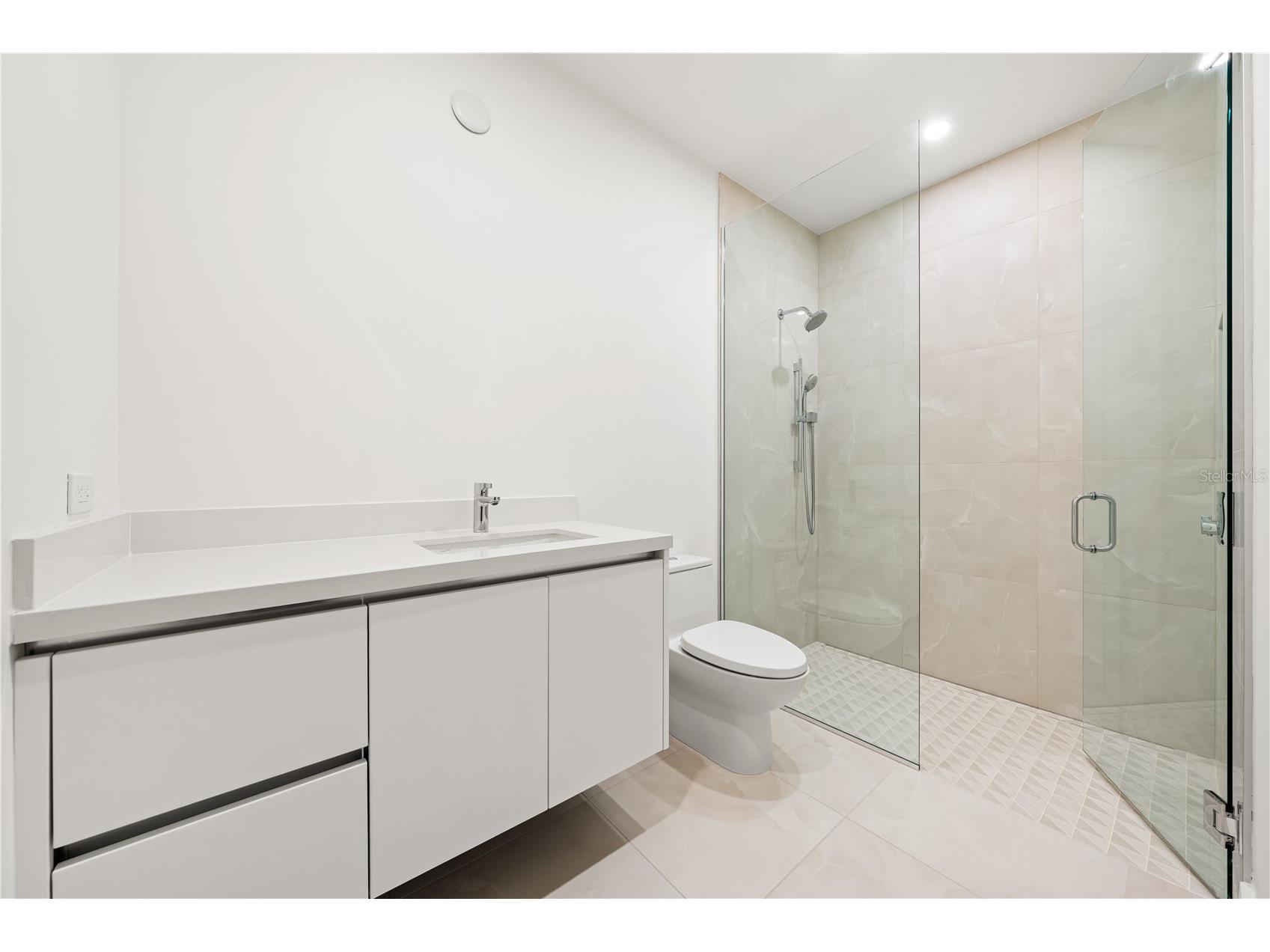 111 Golden Gate #602 Sarasota FL 34236 A4674587 image40