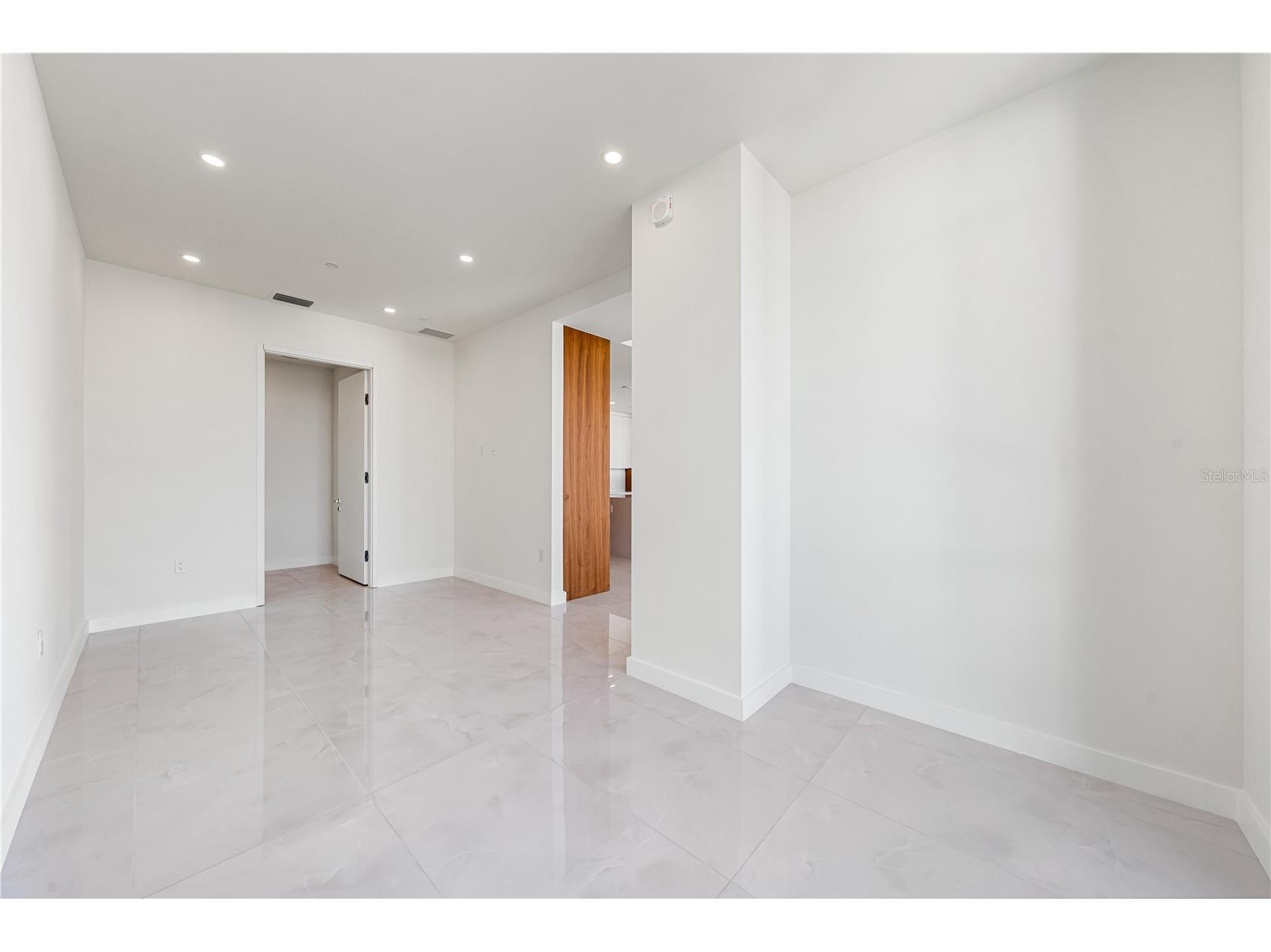 111 Golden Gate #701 Sarasota FL 34236 A4682068 image32
