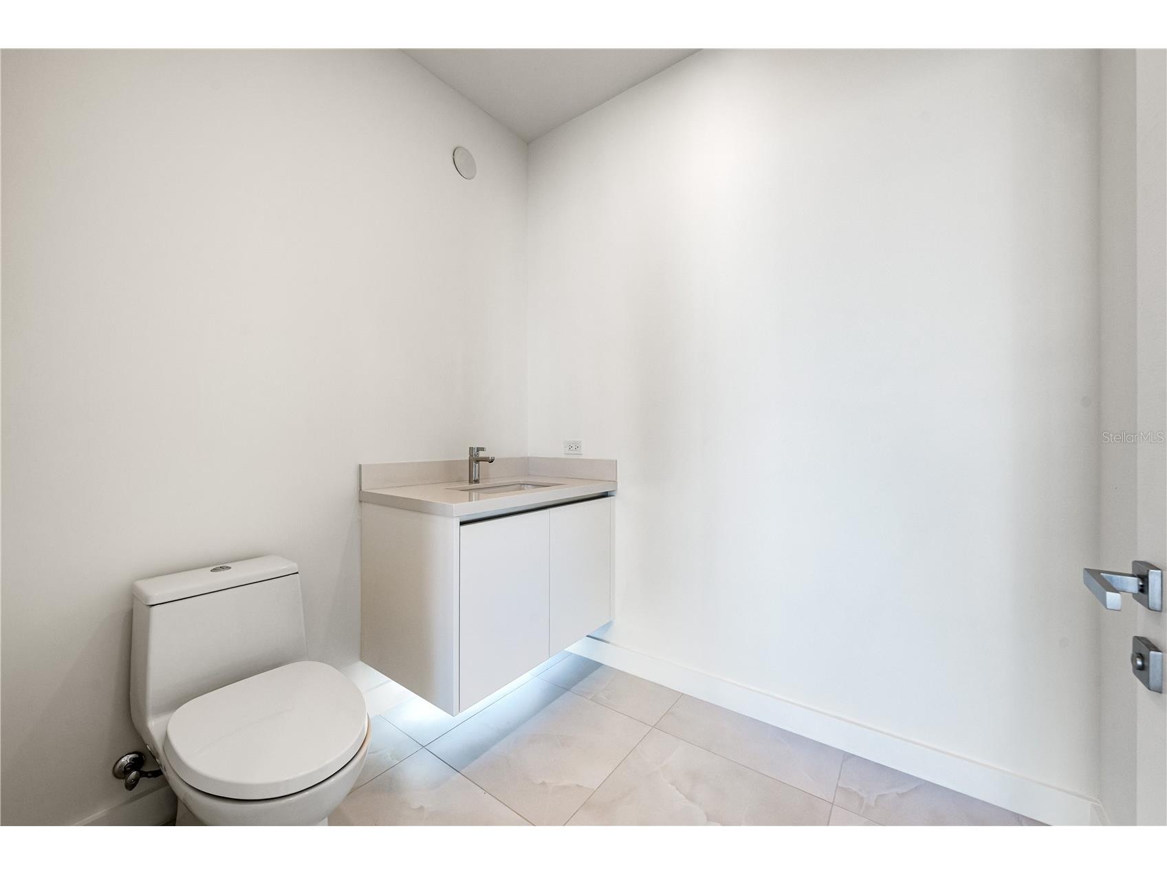 111 Golden Gate #701 Sarasota FL 34236 A4682068 image33