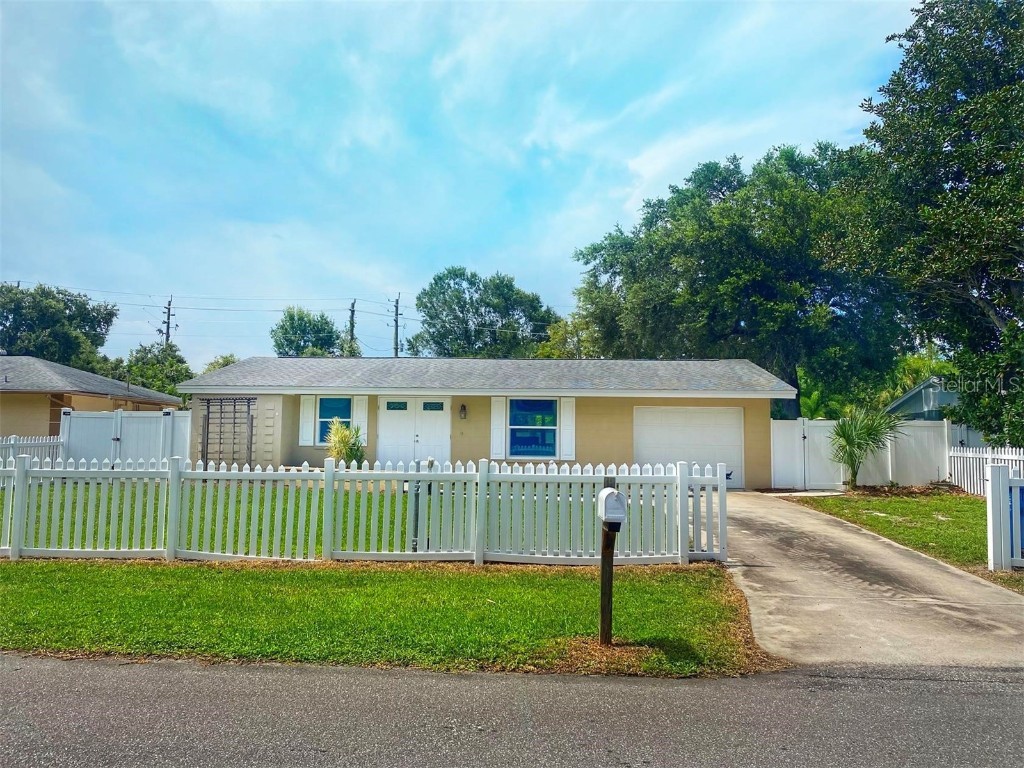1110 Carmella Circle Sarasota FL 34243 A4579161 image1