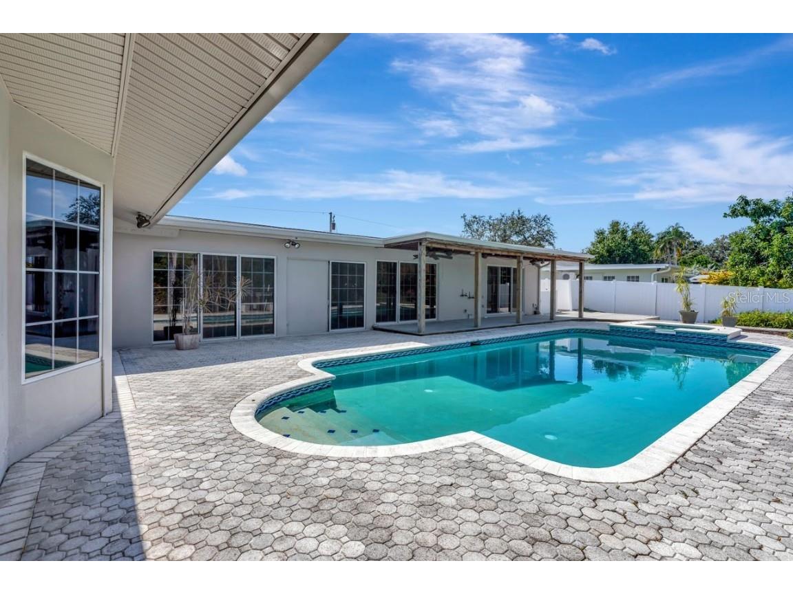 1113 45th Avenue NE Saint Petersburg FL 33703 TB8427296 image52