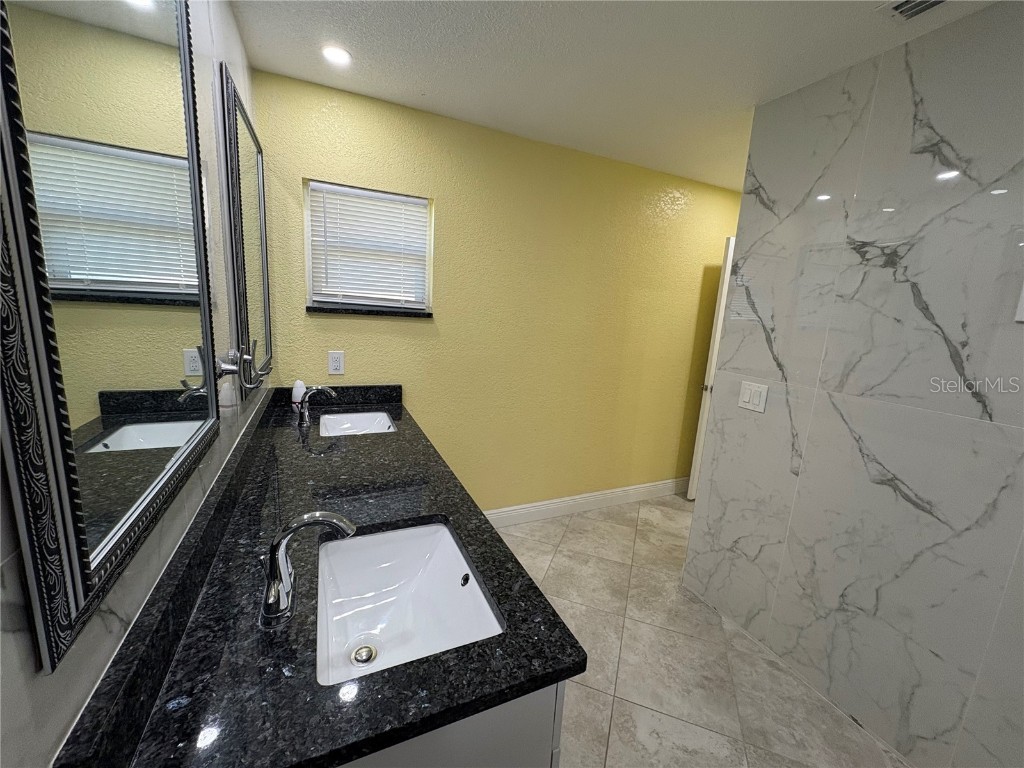 1117 Angela Maria Road Sarasota FL 34243 A4670431 image40