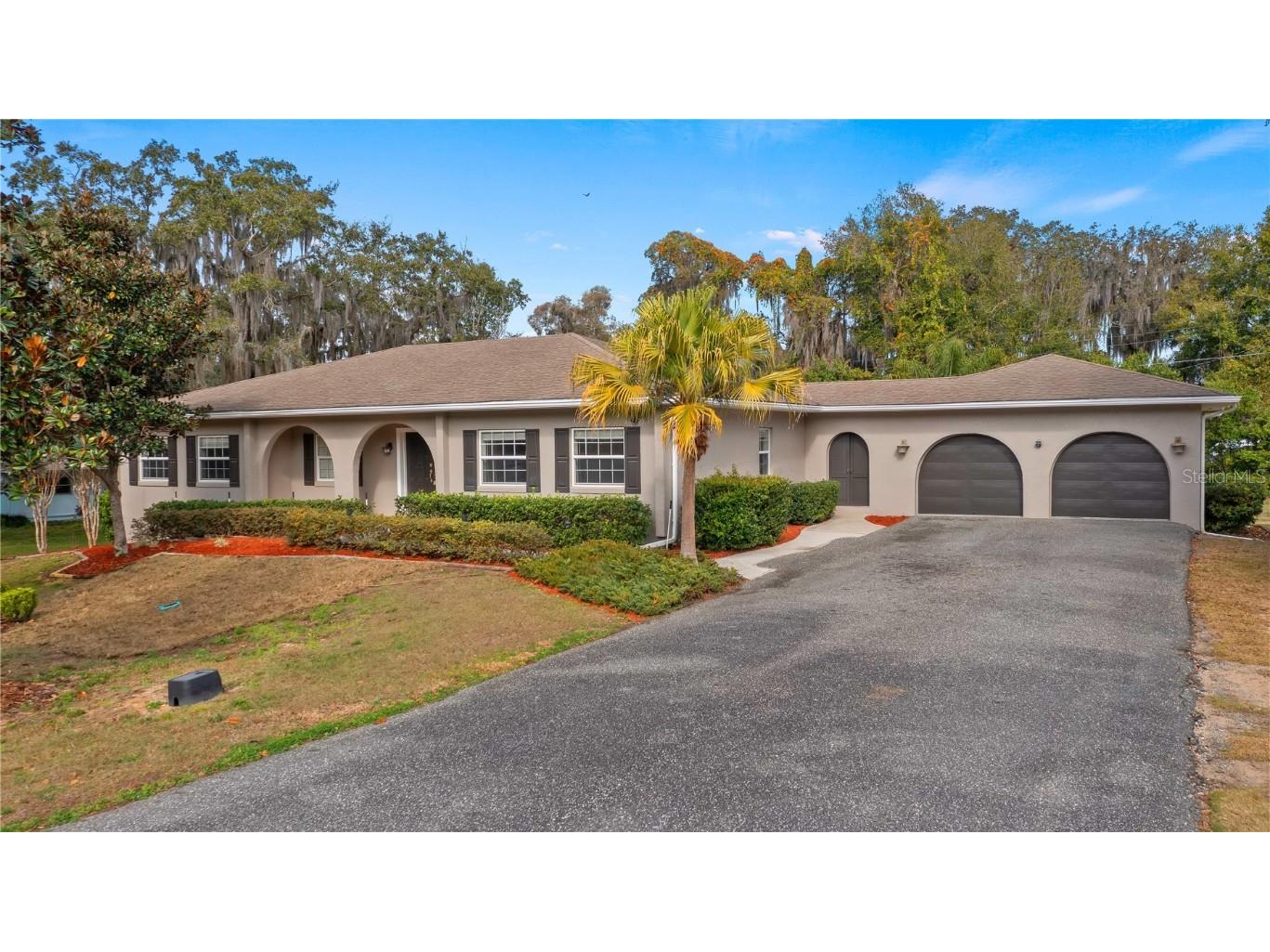 112 E Gardenia St Howey In The Hills FL 34737 - LITTLE LAKE HARRIS O6102885 image1