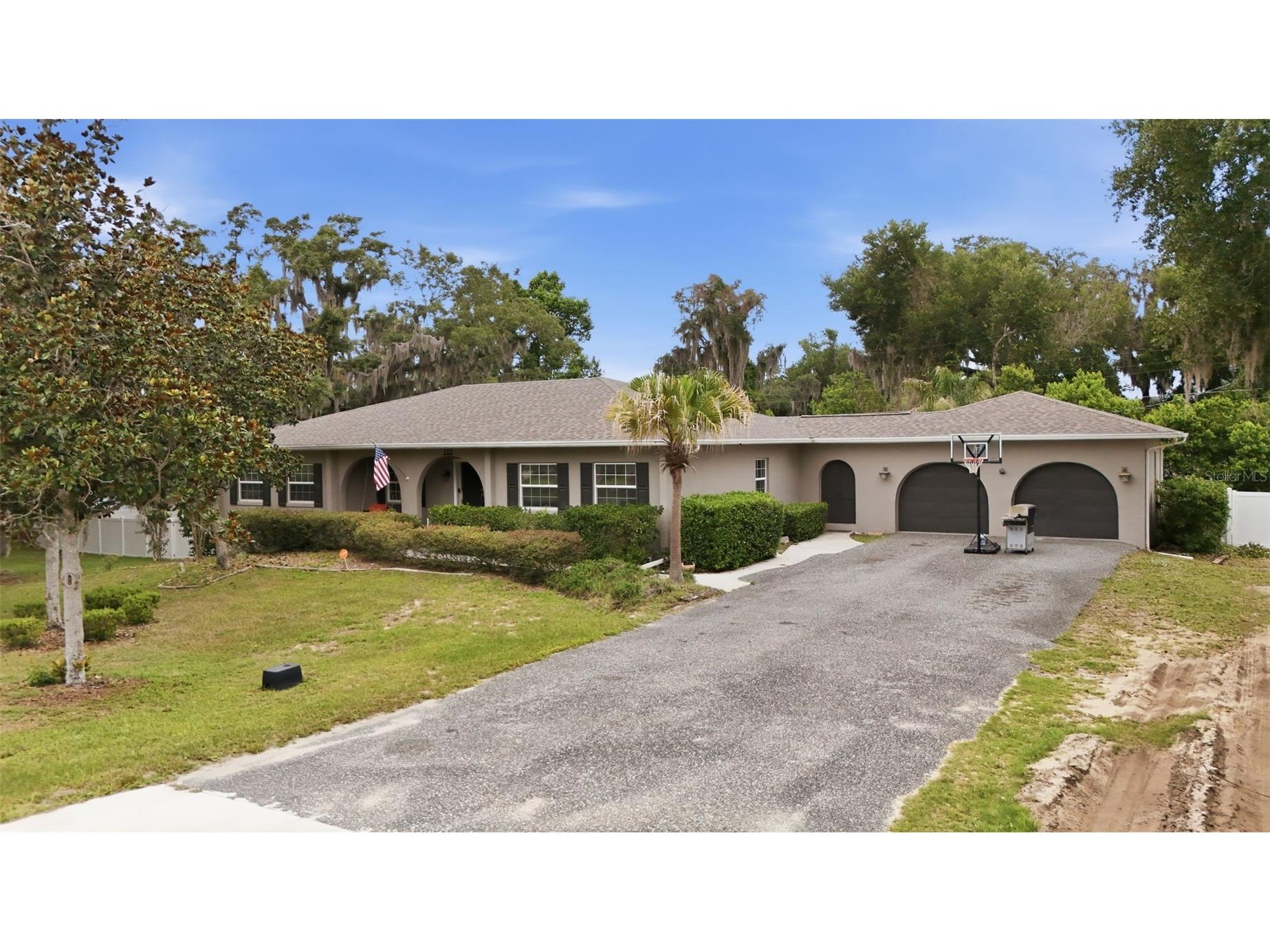 112 E Gardenia Street Howey In The Hills FL 34737 G5113528 image1