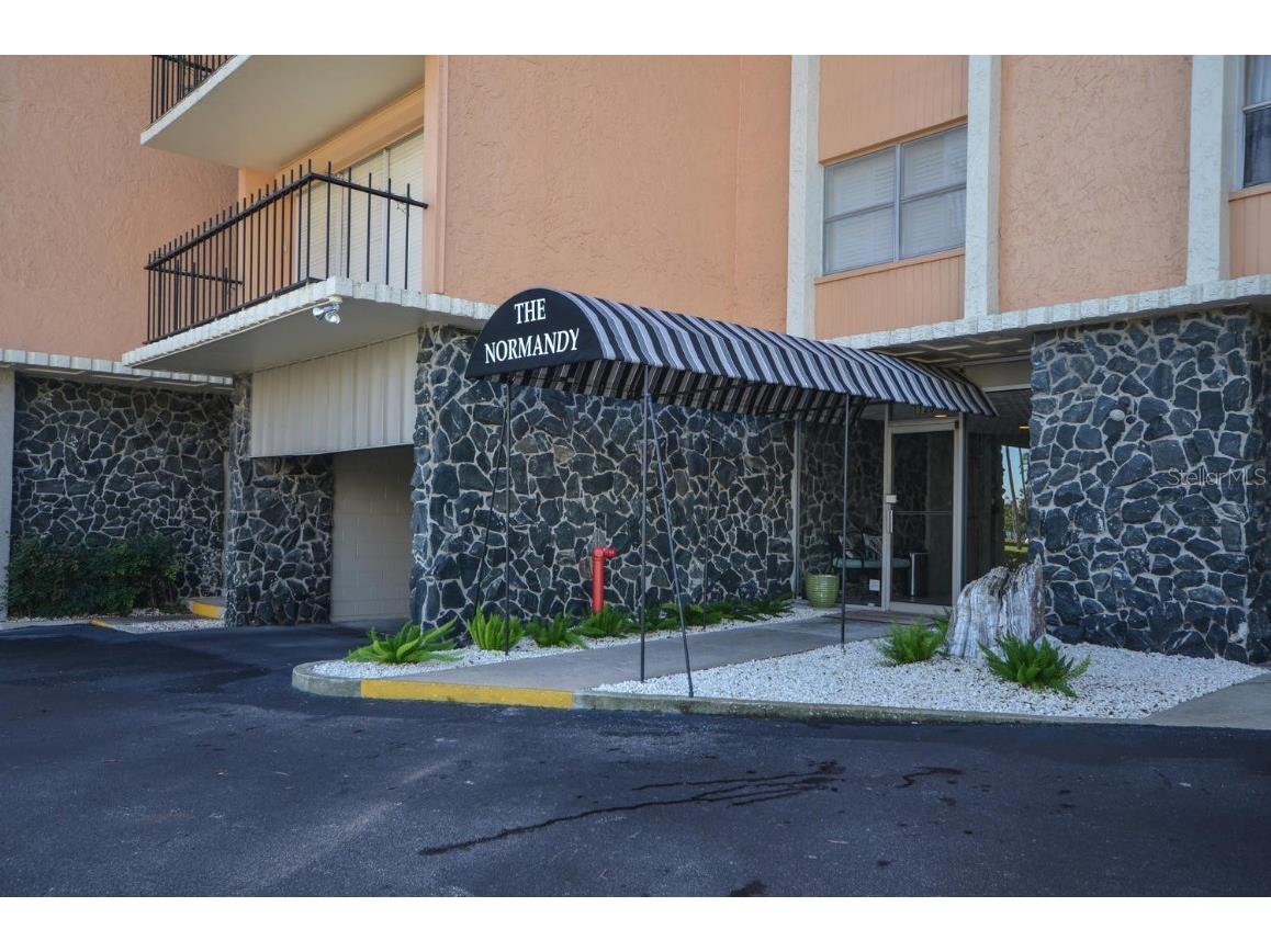 1120 N Shore Drive NE #402 Saint Petersburg FL 33701 - TAMPA BAY AND DIME BEACH U8198630 image1