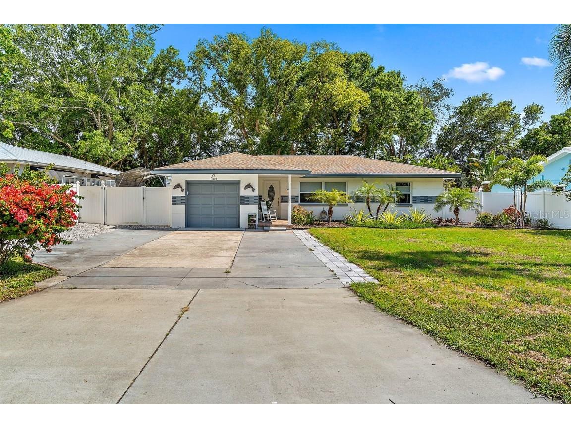 11208 Cherokee Drive Saint Petersburg FL 33708 A4571875 image1