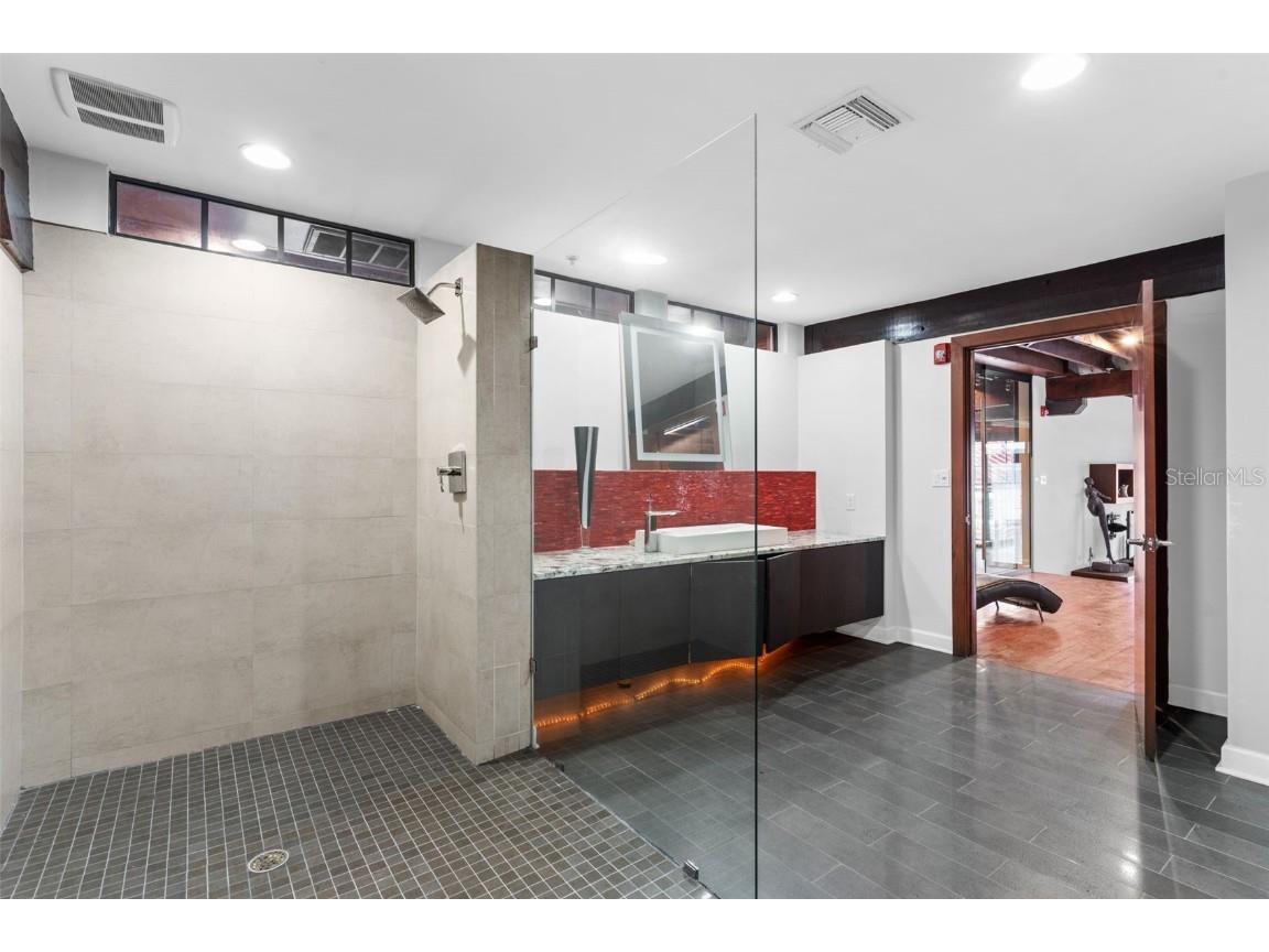 1121 E Twiggs Street Tampa FL 33602 TB8310023 image66