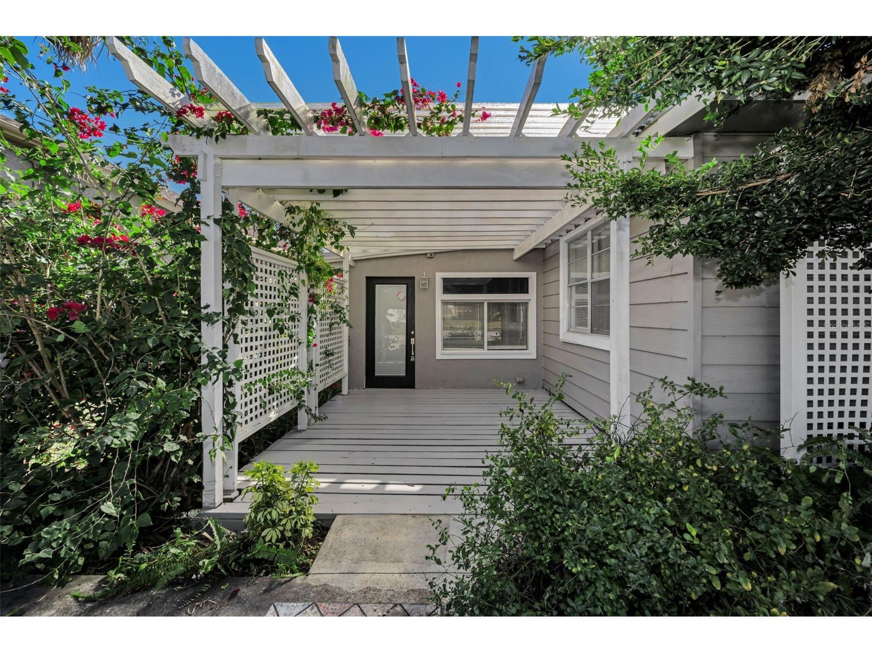 1122 E Oakwood Street Tarpon Springs FL 34689 - LAKE TARPON TB8465999 image1