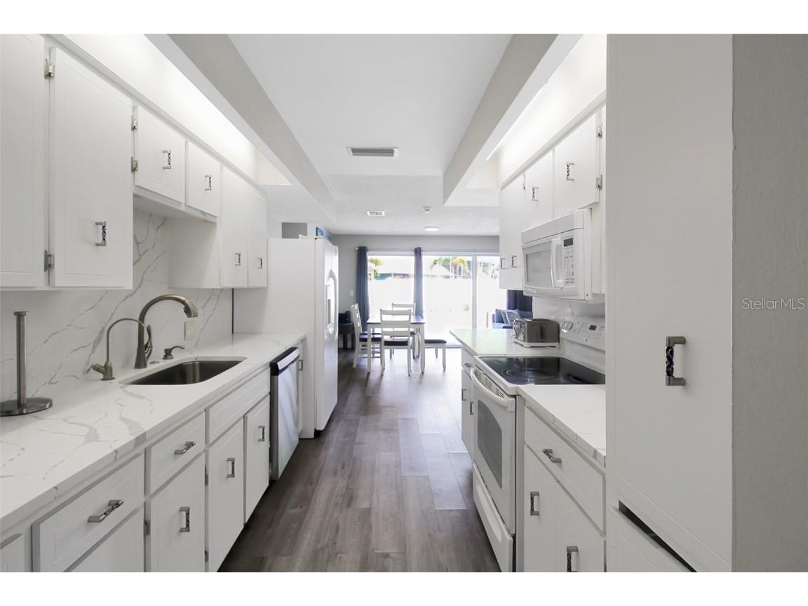 1127 De Leo Drive Sarasota FL 34243 A4633872 image9