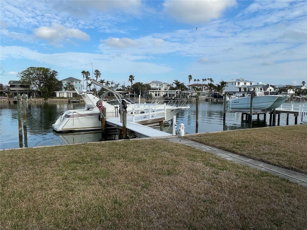 11365 8th Street E Treasure Island FL 33706 - BOCA CIEGA BAY TB8333358 image1