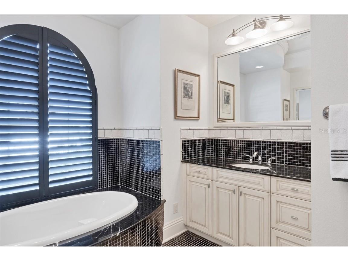 1137 N Lake Shore Drive Sarasota FL 34231 - SARASOTA BAY A4641614 image46