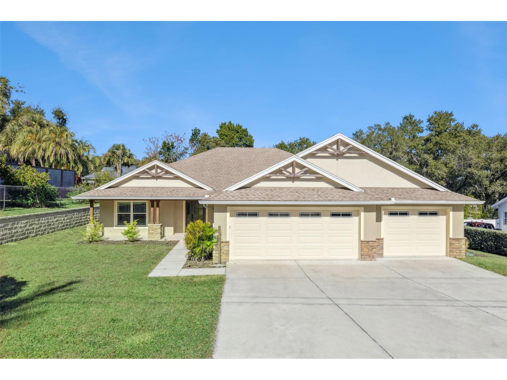 120 E Croton Way Howey In The Hills FL 34737 - LITTLE LAKE HARRIS G5105448 image1