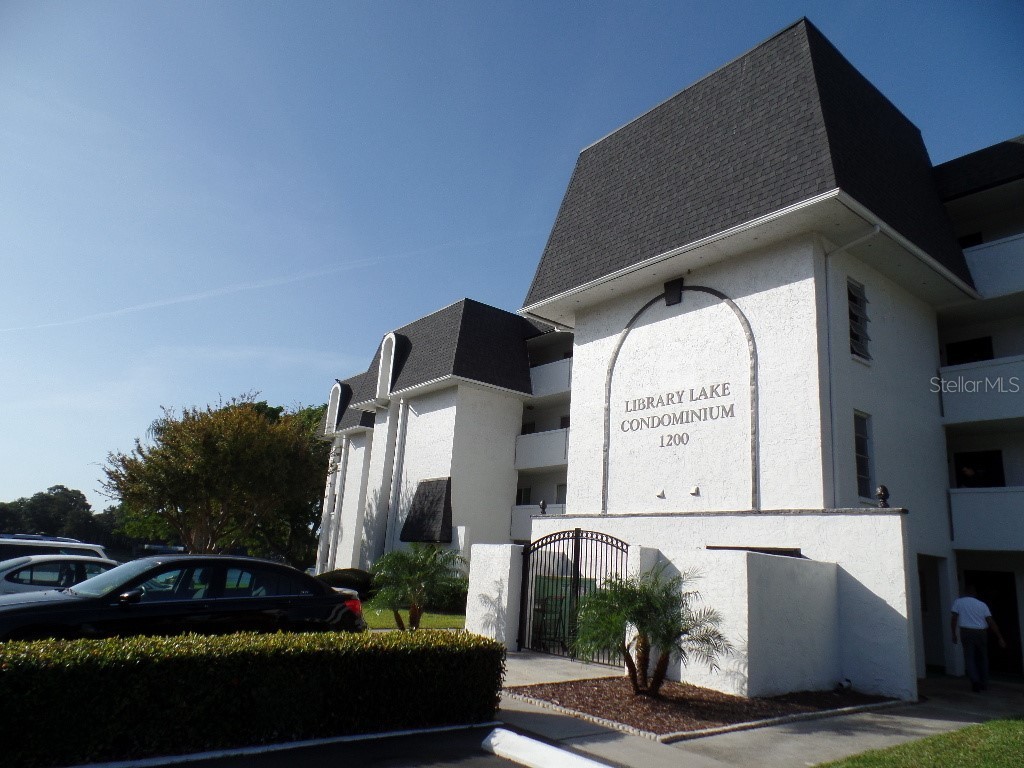 1200 37th Street N #409 Saint Petersburg FL 33713 - LIBRARY LAKE U8188956 image1