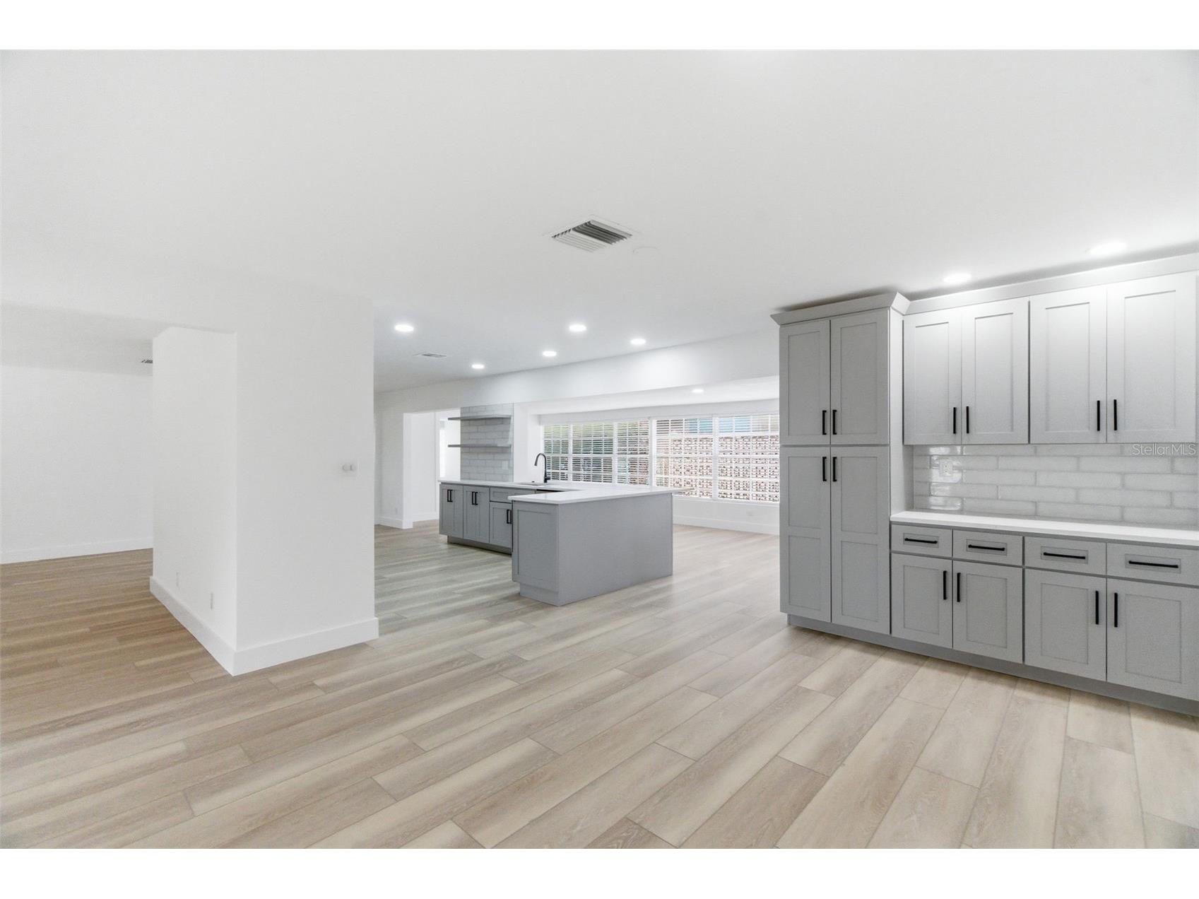 1200 80th St S Saint Petersburg FL 33707 TB8503600 image24