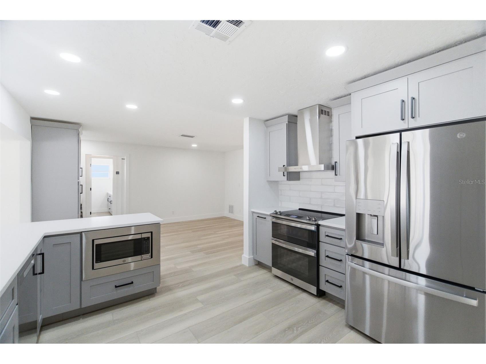 1200 80th St S Saint Petersburg FL 33707 TB8503600 image25