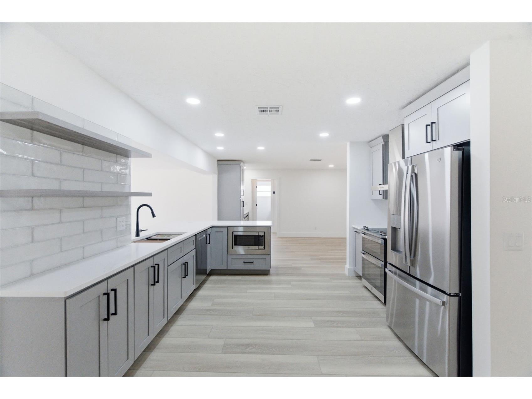 1200 80th St S Saint Petersburg FL 33707 TB8503600 image27
