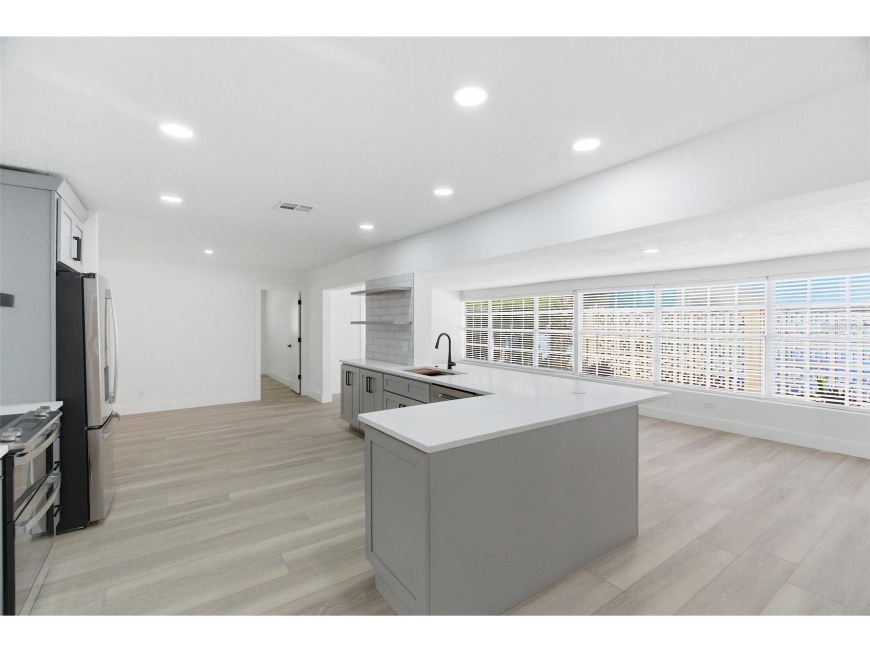 1200 80th St S Saint Petersburg FL 33707 TB8503600 image31