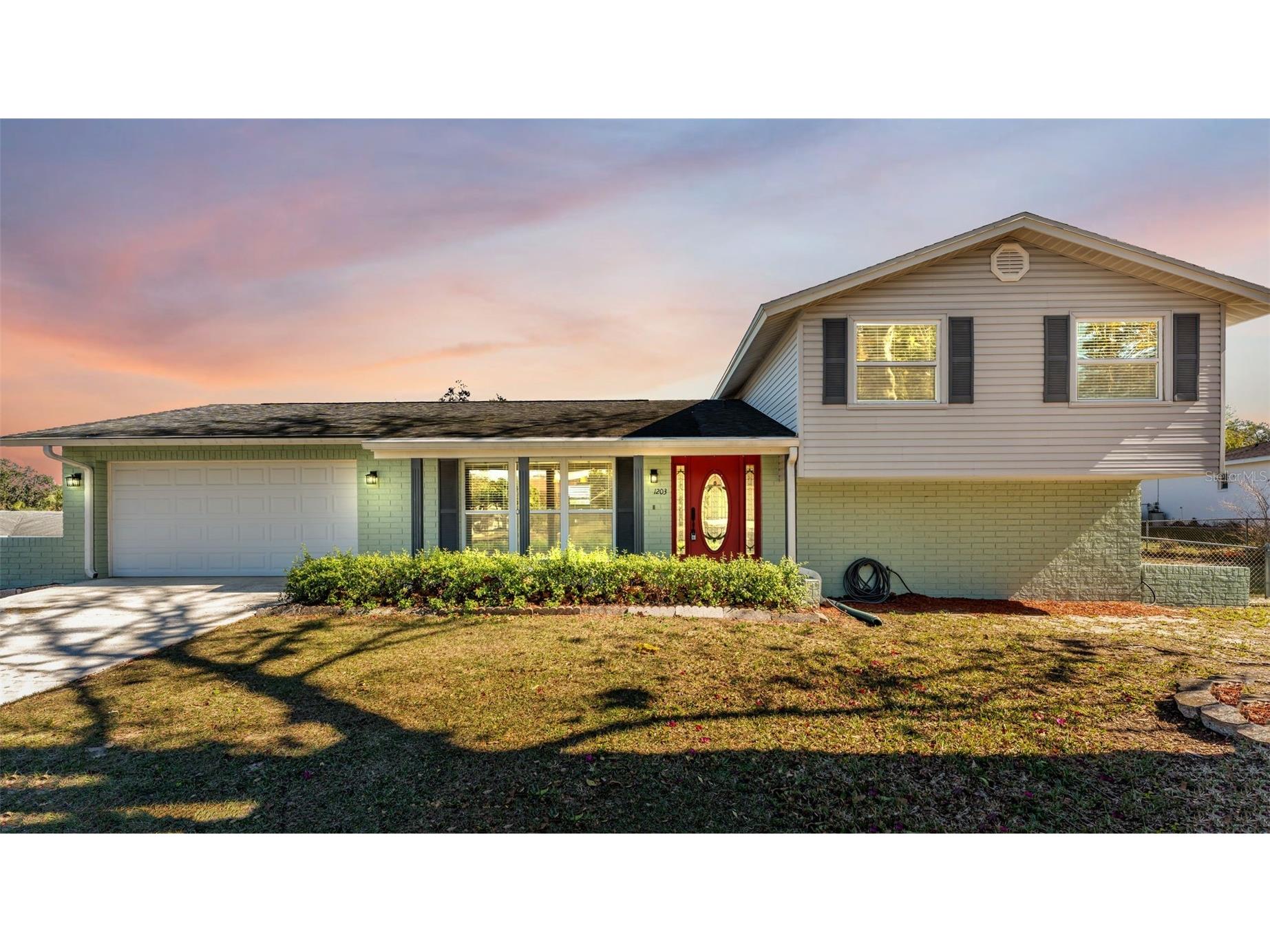 1203 Brandon Lakes Circle Valrico FL 33594 L4958606 image1