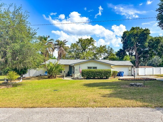 121 E Pine St Howey In The Hills FL 34737 - LITTLE LAKE HARRIS G5112224 image1