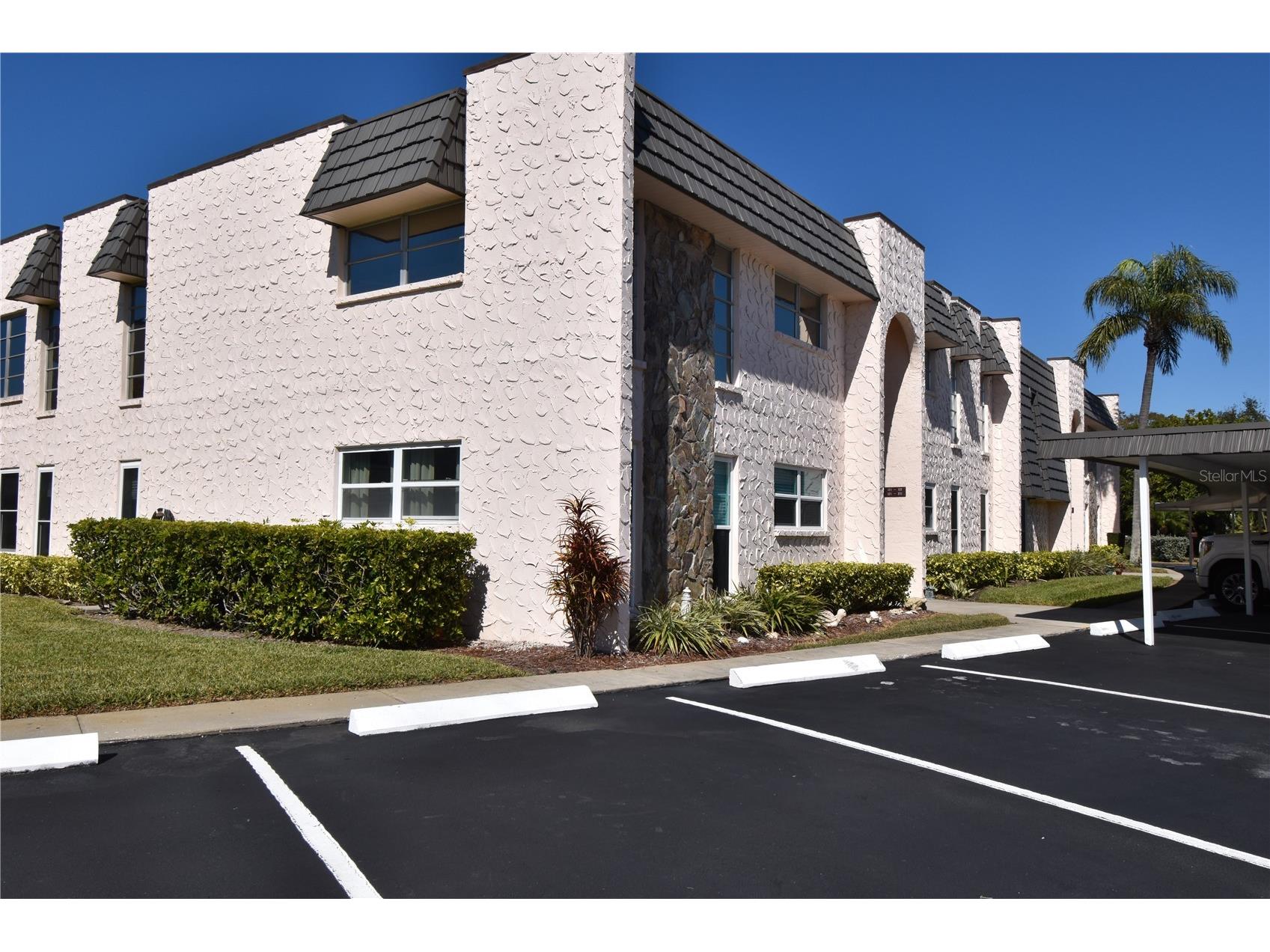 121 Fernwood Circle #121 Seminole FL 33777 - CANAL TO LAKE SEMINOLE TB8470542 image1