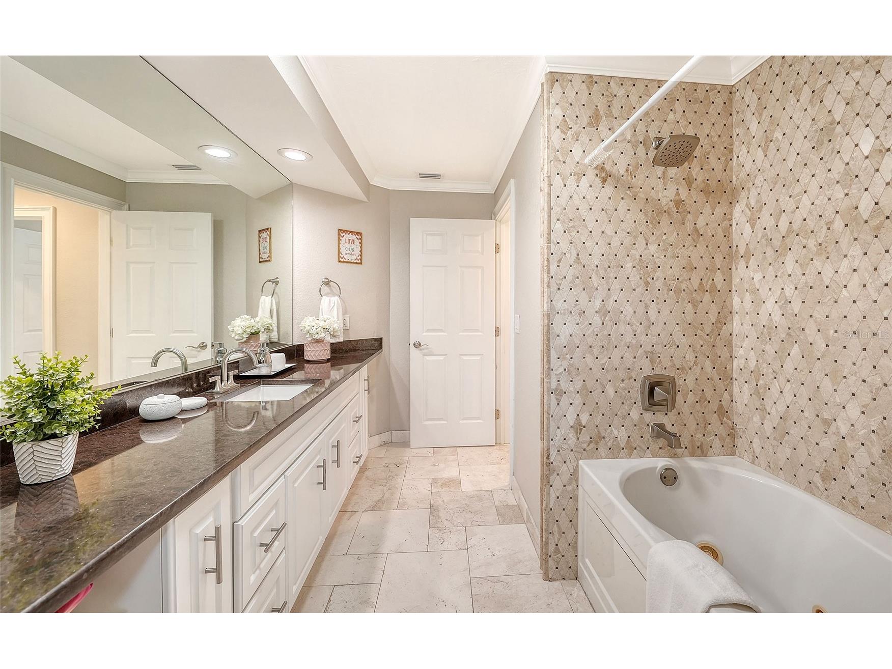 121 Holly Avenue Sarasota FL 34243 A4686397 image29