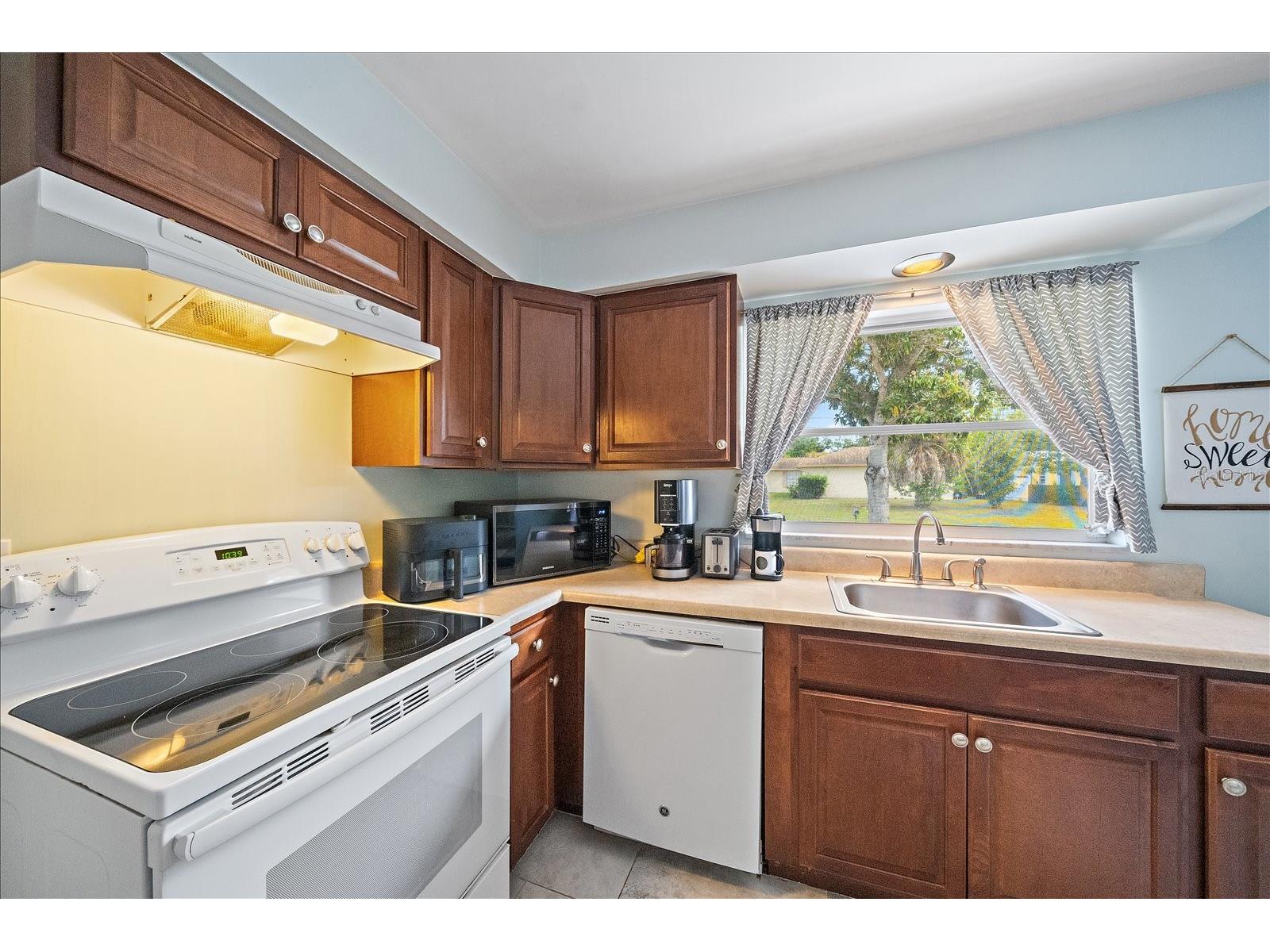 1210 Doris Drive Sarasota FL 34243 A4698576 image10