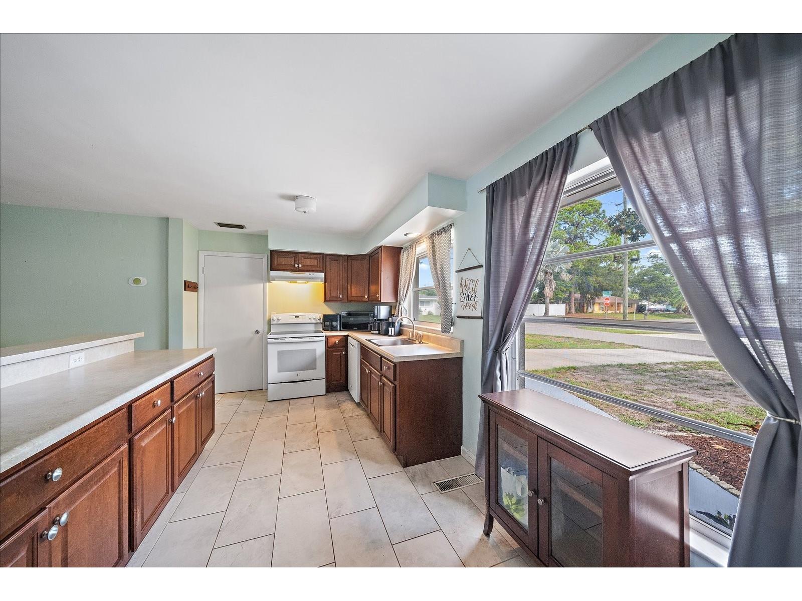 1210 Doris Drive Sarasota FL 34243 A4698576 image8