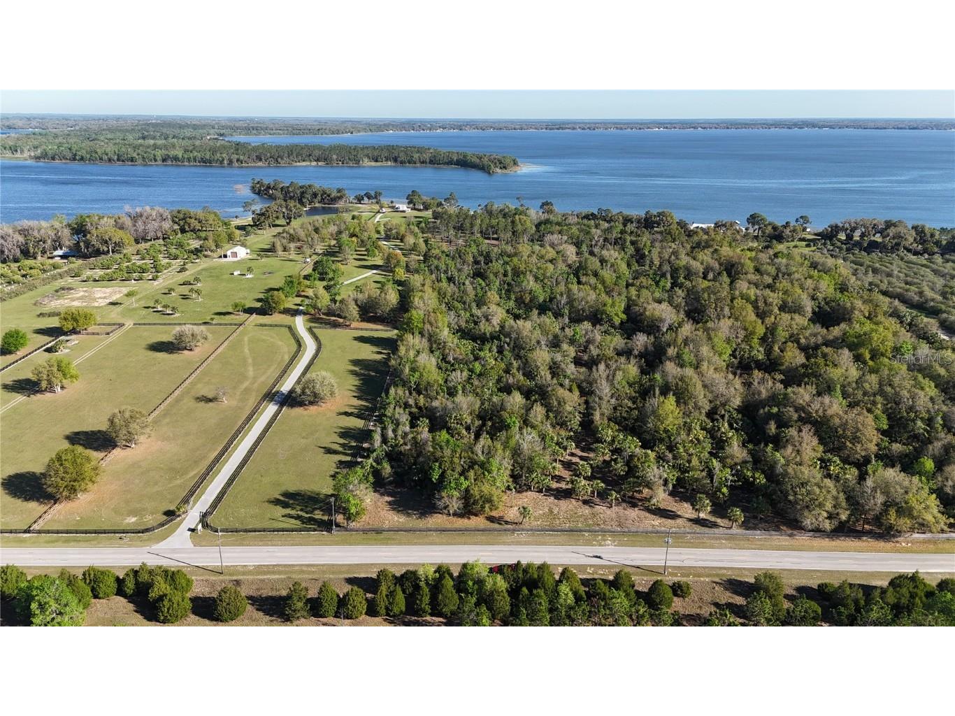 12115 SE Sunset Harbor Road Weirsdale FL 32195 - LAKE WEIR OM696243 image1