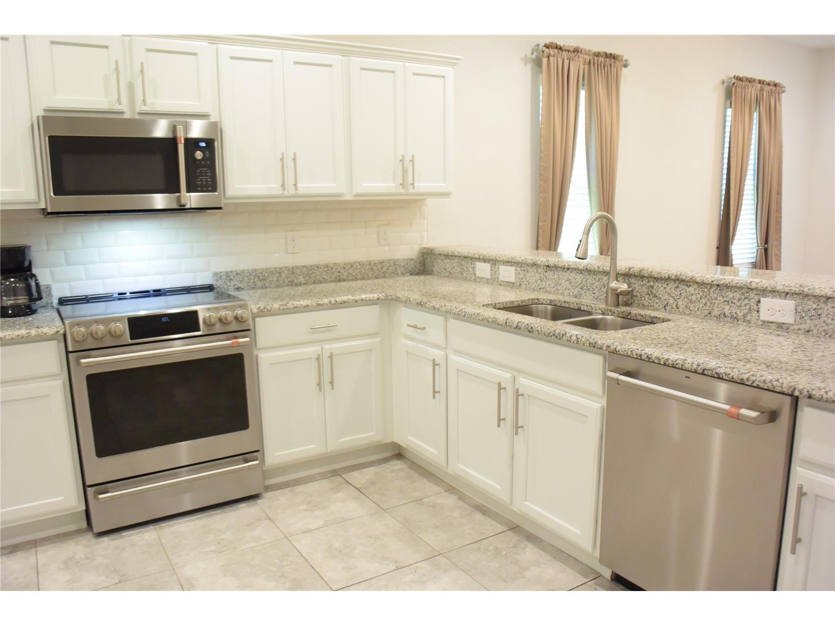 1213 Grantham Drive Sarasota FL 34234 A4696581 image3