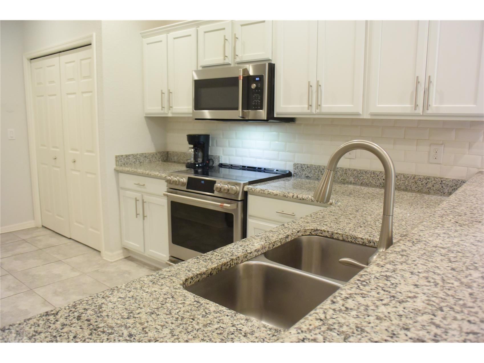 1213 Grantham Drive Sarasota FL 34234 A4696581 image4