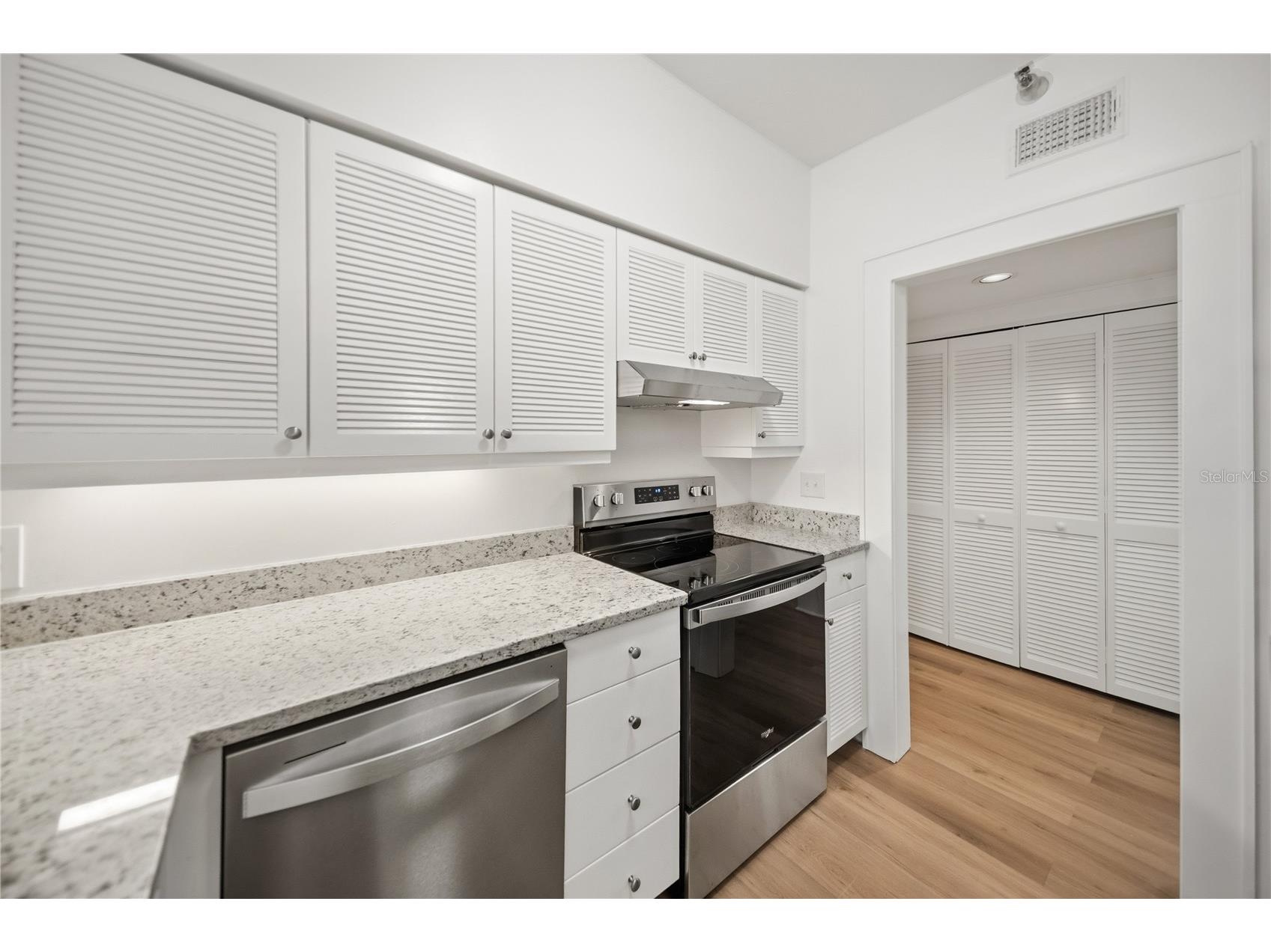 1221 N Palm Avenue #202 Sarasota FL 34236 A4693884 image9