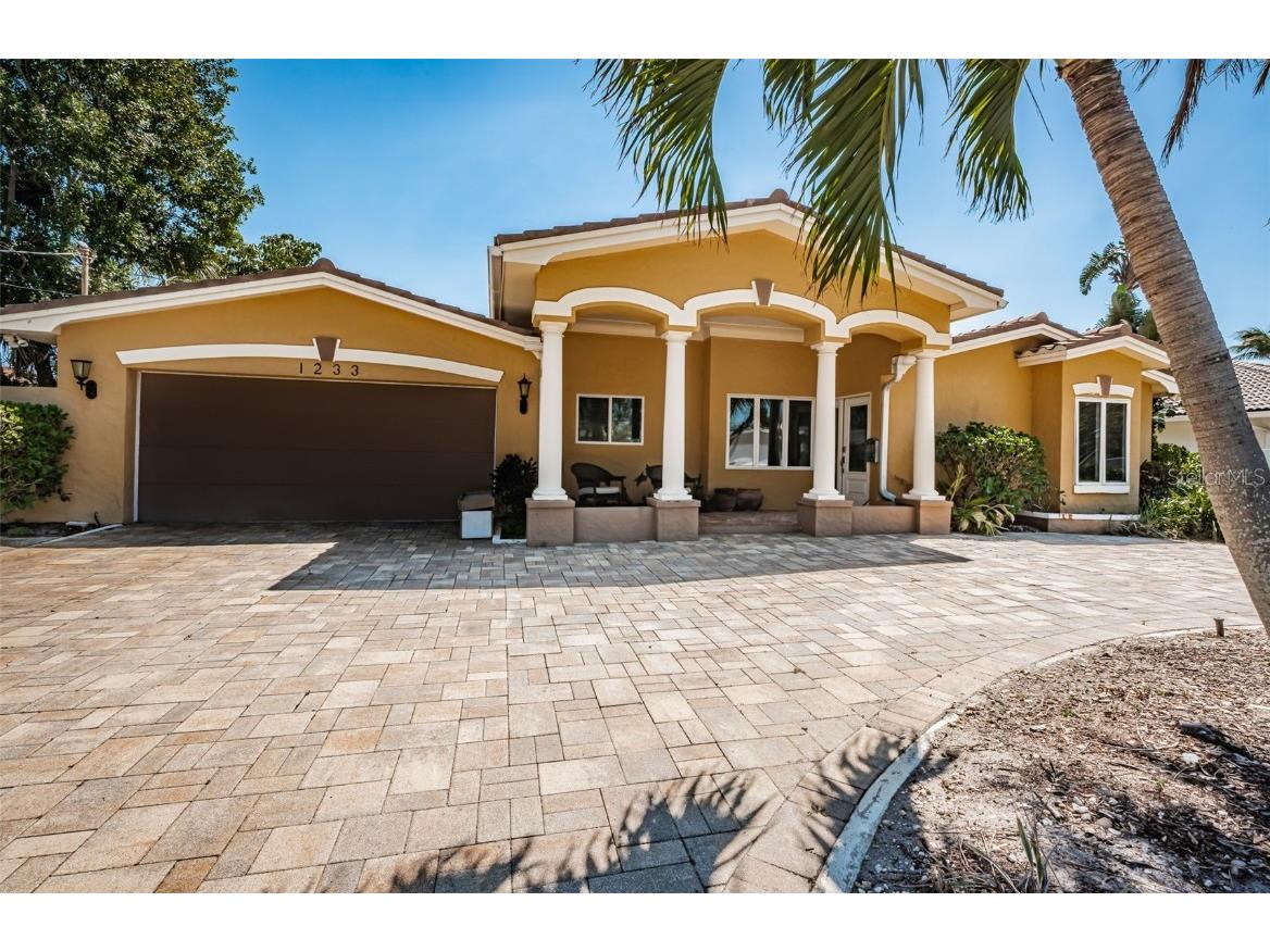 1233 Eden Isle Drive NE Saint Petersburg FL 33704 TB8361194 image1