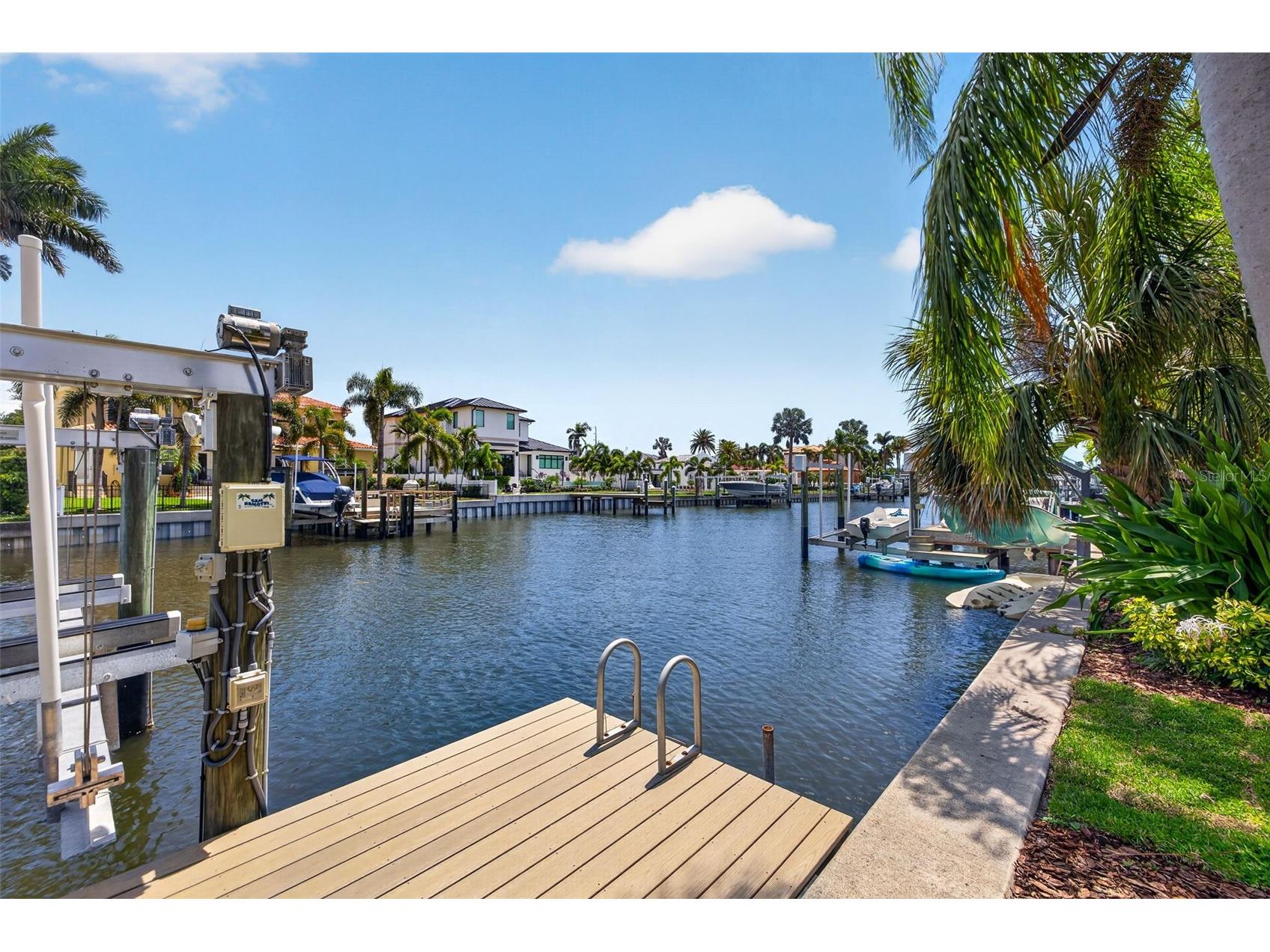 1233 Eden Isle Drive NE Saint Petersburg FL 33704 - TAMPA BAY - SMACKS BAYOU TB8498595 image9