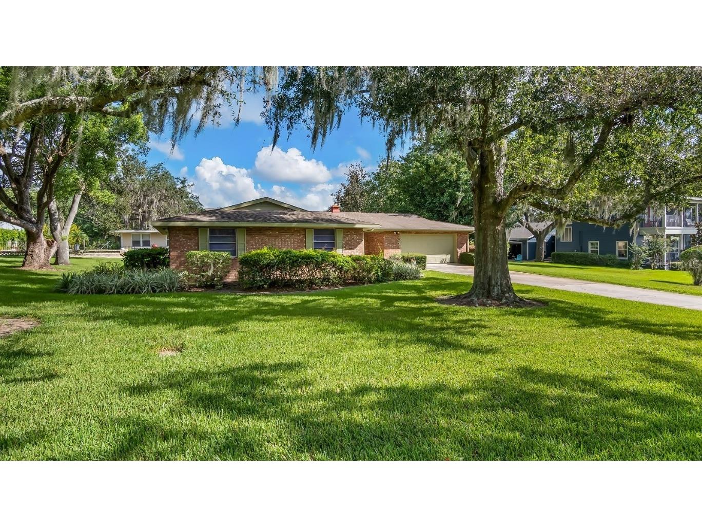 124 E Palmetto Avenue Howey In The Hills FL 34737 - LITTLE LAKE HARRIS G5072689 image1