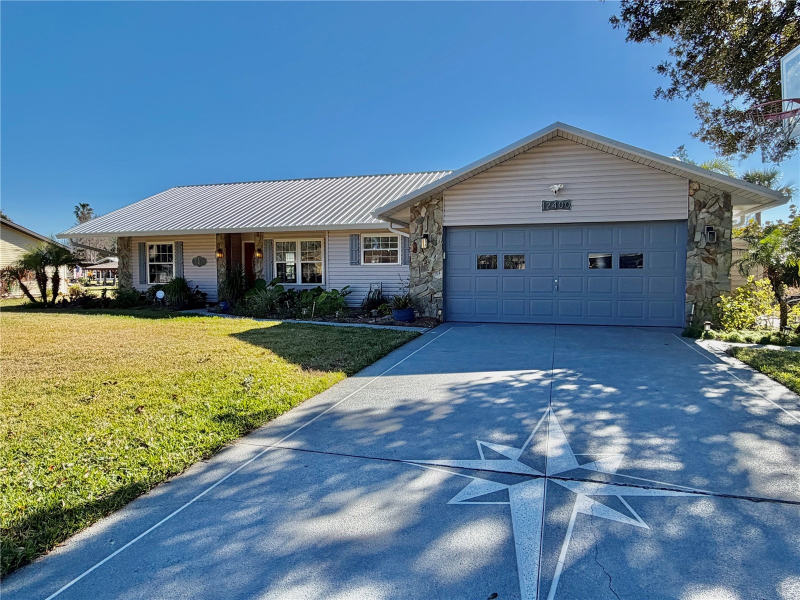 12400 S Putney Court Leesburg FL 34788 - CANAL TO LAKE EUSTIS O6375468 image1