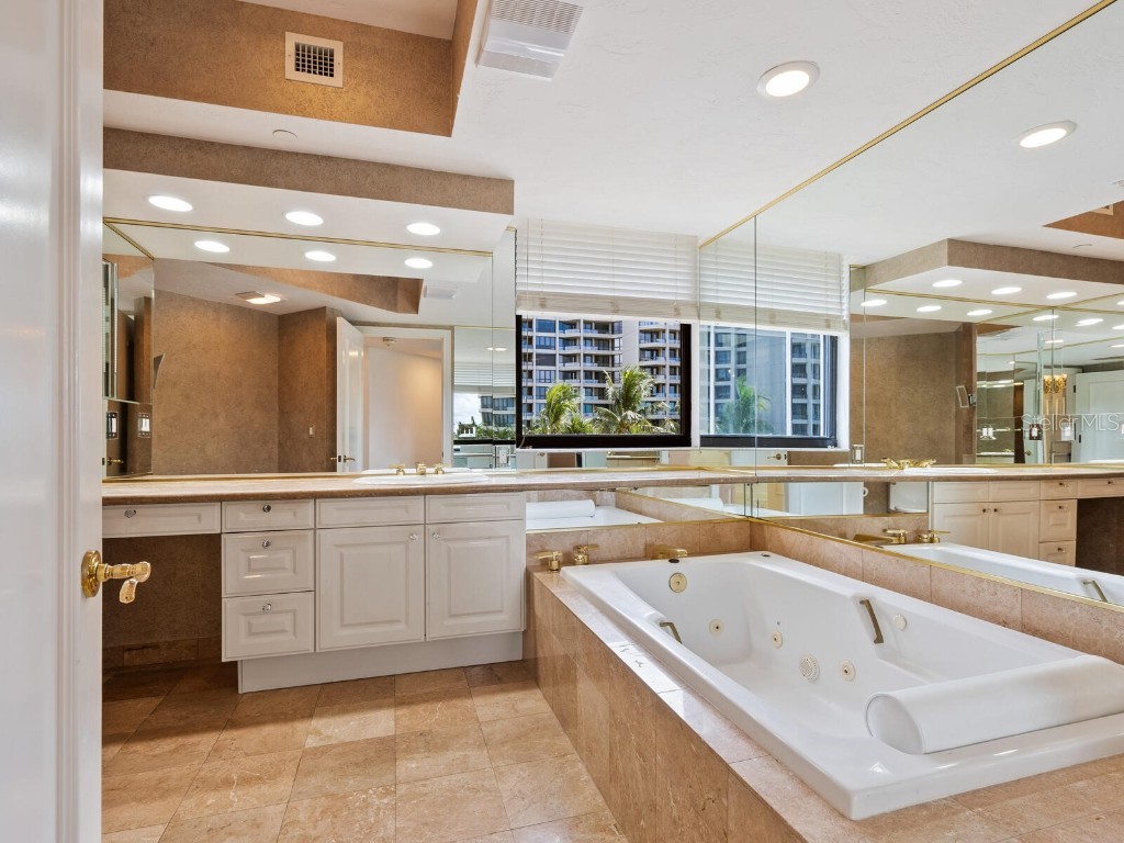 1241 Gulf Of Mexico Drive #203 Longboat Key FL 34228 - GULF OF MEXICO A4668344 image17