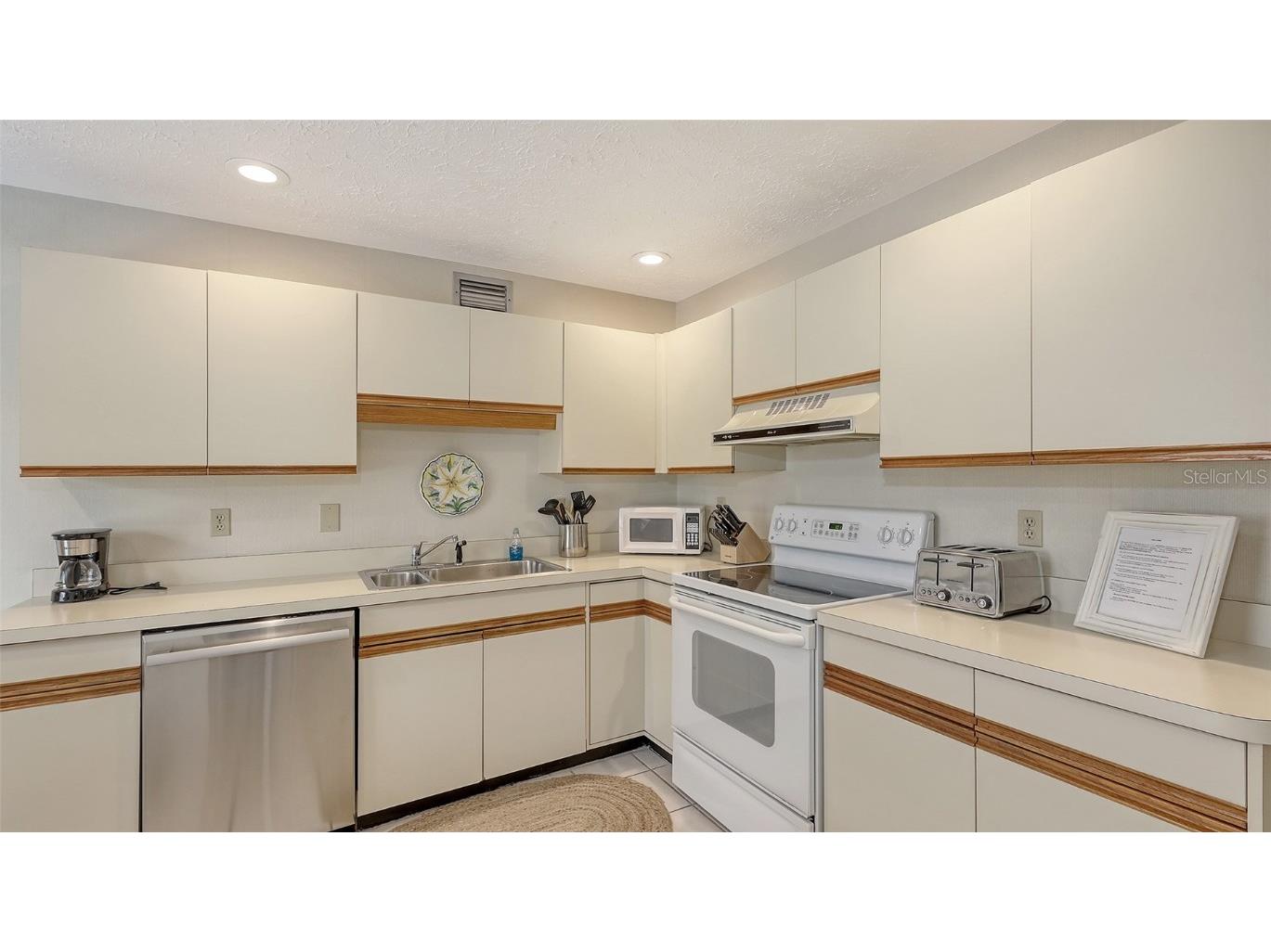 126/128 Avenida Veneccia Sarasota FL 34242 A4673661 image16