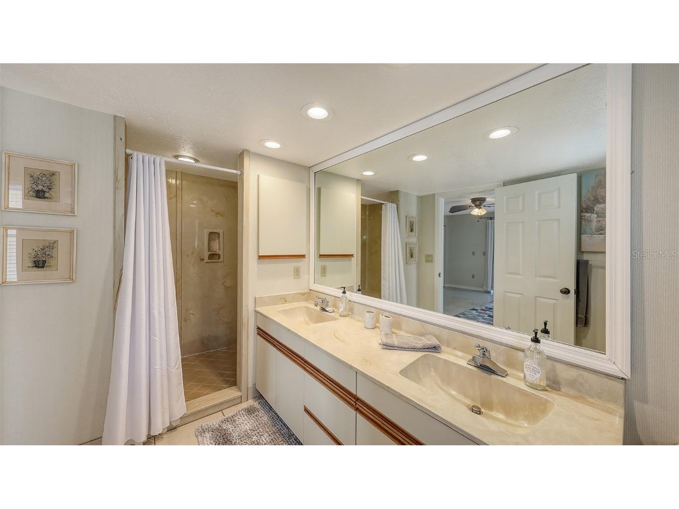 126/128 Avenida Veneccia Sarasota FL 34242 A4673661 image29