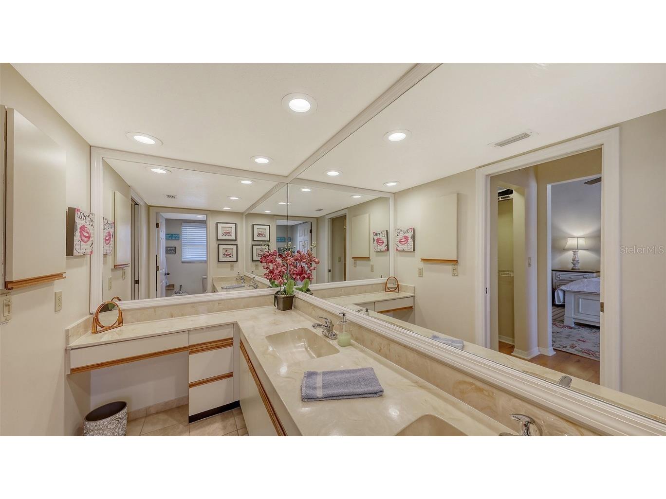 126/128 Avenida Veneccia Sarasota FL 34242 A4673661 image39