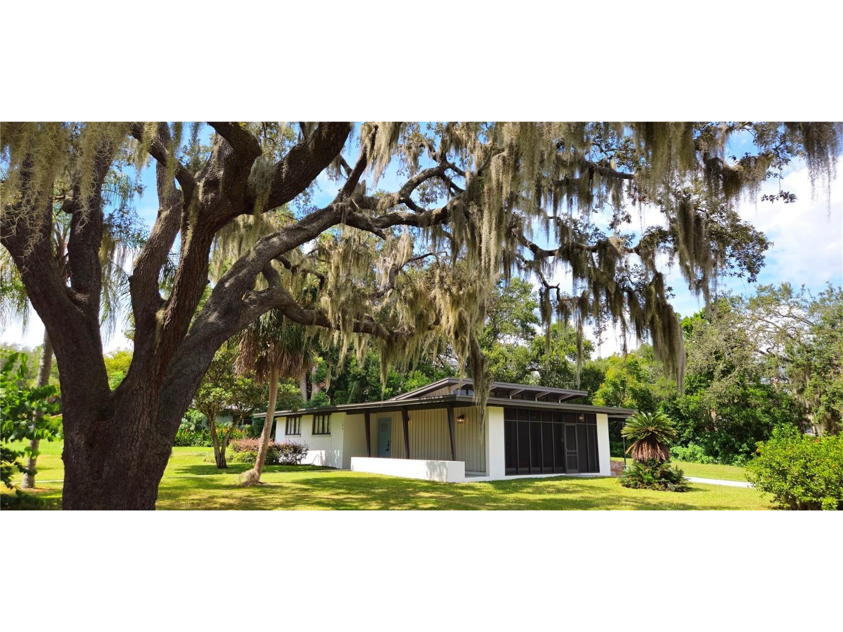 126 E Cypress Avenue Howey In The Hills FL 34737 O6345821 image1